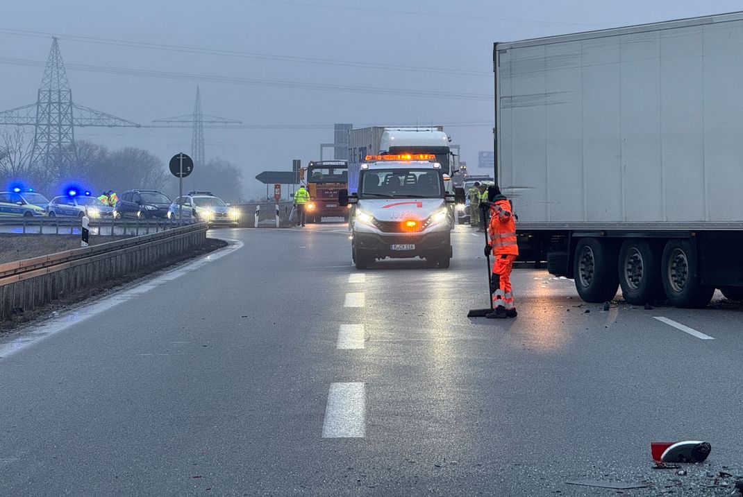 Nach einem Unfall auf der Autobahn bei Regensburg sind Helfer und Polizei im Einsatz.