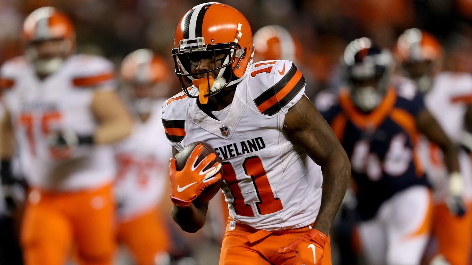 
                <strong>WR Antonio Callaway (Tampa Bay Vipers)</strong><br>
                Antonio Callaway wurde 2018 von den Cleveland Browns in der vierten Runde gedraftet und spielte eine solide Rookie-Saison. Er fing immerhin fünf Touchdowns und lieferte 675 Receiving Yards. Aufgrund von Verstößen gegen die Anti-Drogen-Politik der NFL und Disziplinlosigkeiten bei den Browns wurde er während der Saison 2019 entlassen.
              