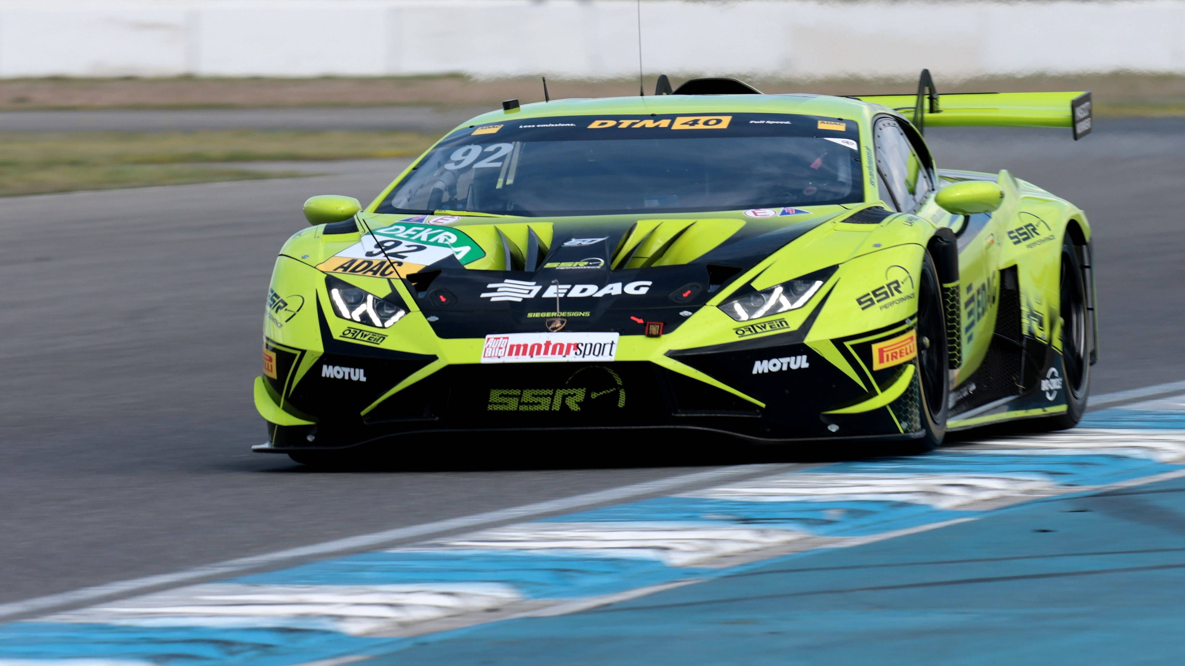 <strong>Mirko Bortolotti (ITA, SSR Performance - Lamborghini Huracan GT3 Evo2)</strong><br>Der 34-Jährige ist ein ausgewiesener GT3-Spezialist, der mit allen Wassern gewaschen ist. Auch er weiß, wie Titelkampf geht, er fuhr 2022 und 2023 lange um die Meisterschaft mit, wurde 2023 am Ende Vize. Mit ihm und seinem Team SSR Performance ist zu rechnen. Ob er den letzten, entscheidenden Schritt zum Titel dann tatsächlich gehen kann, muss er erst beweisen.