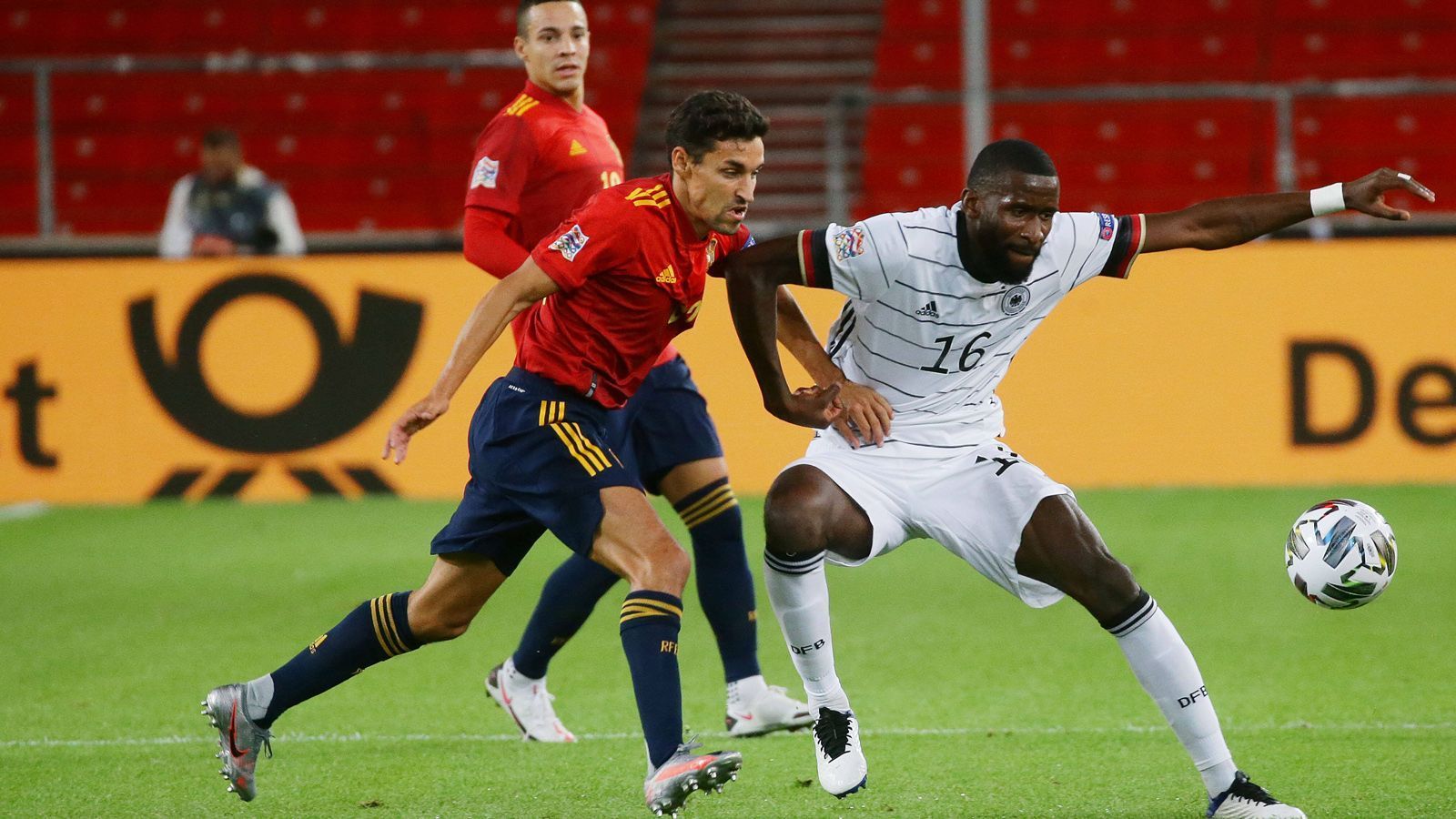 
                <strong>Antonio Rüdiger</strong><br>
                Auch der Innenverteidiger des FC Chelsea agiert während dem Spiel unauffällig und lässt bis zum späten Ausgleich im Verbund mit Süle wenig zu. Im Vorfeld des Ausgleichs verliert Rüdiger das Kopfduell, aus dem die Flanke zum 1:1 entsteht. ran-Note 3
              