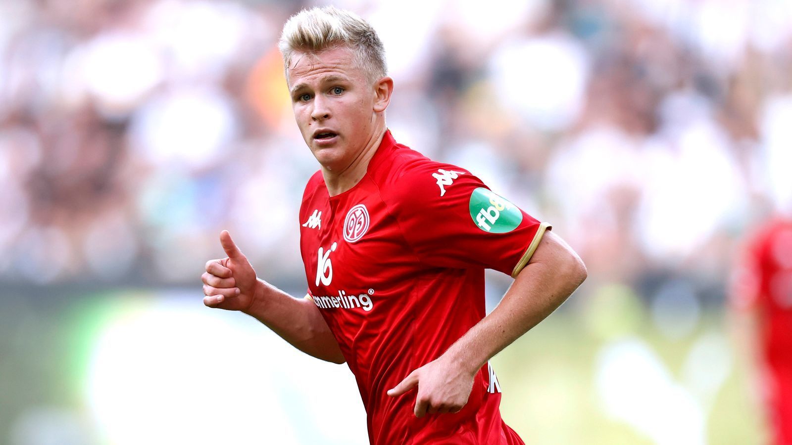 
                <strong>Jonathan Burkardt (1. FSV Mainz 05)</strong><br>
                Einer aus der jungen Garde wäre hingegen der Mainzer U21-Europameister Jonathan Burkardt. Der 22-Jährige hatte in der laufenden Saison allerdings noch nicht so viele Gelegenheiten, um in der Bundesliga zu glänzen, denn Verletzungen werfen ihn immer wieder zurück. Bei bislang vier Einsätzen steht für den Blondschopf auch noch kein Treffer zu Buche. Dass er in Topform aber ein absoluter Klassemann wäre, hat der gebürtige Darmstädter in der Vergangenheit sowohl im Trikot des FSV als auch im DFB-Nachwuchs bewiesen. Für die deutsche U21 erzielte er etwa zehn Treffer in 20 Länderspielen.
              