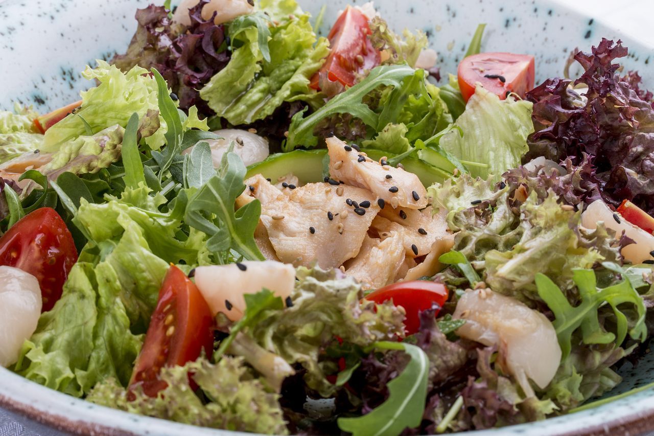 Litschis kannst du aber auch gut Salat, Reis-, Fisch- oder Fleischgerichten beimengen.