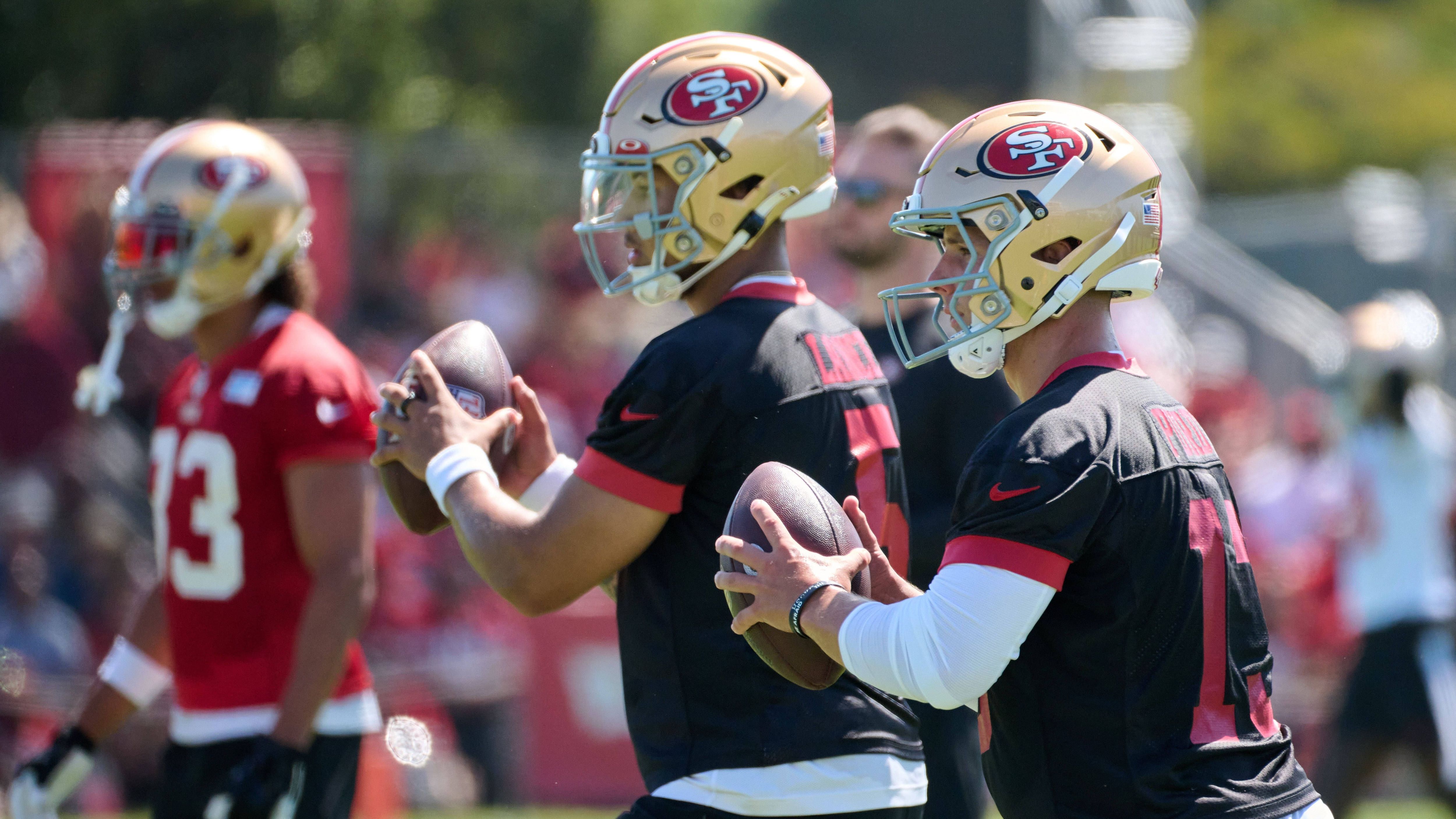 <strong>Quarterback-Trio kämpft um Einsatzzeit<br></strong>Etwas undurchsichtiger ist die Lage bei den San Francisco 49ers, bei denen scheinbar gleich drei Quarterbacks noch im Rennen sind. Brock Purdy, der etatmäßige Starter, ist nach auskurierter Schulterverletzung wieder zurück im Mannschaftstraining, er muss in der Preseason seine Fitness unter Beweis stellen.