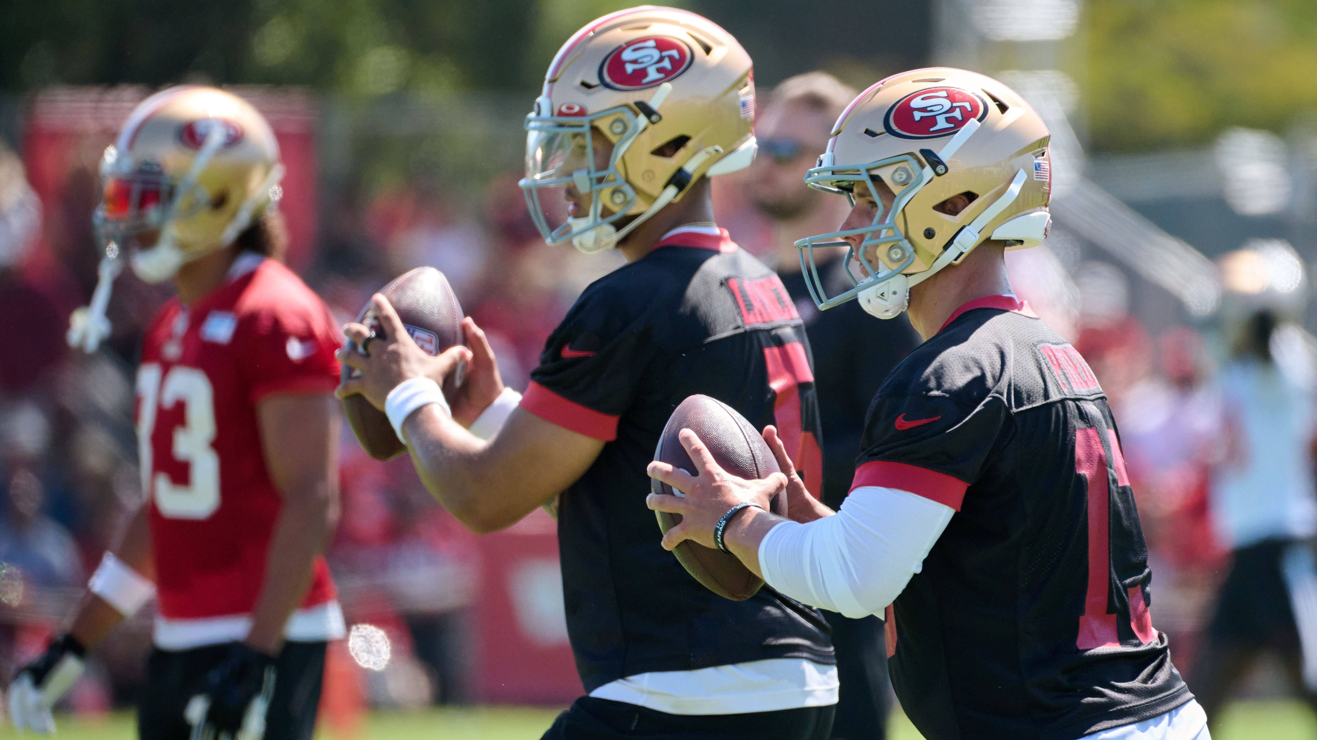 <strong>San Francisco 49ers: Brock Purdy vs. Trey Lance vs. Sam Darnold<br></strong>Purdy (r.) ist nach seiner Ellbogenverletzung auf einem guten Weg, warf an zwei von drei Tagen im Training Camp. Aufgrund seiner Leistungen 2022 wird er - hundertprozentige Fitness vorausgesetzt - Shanahans erste Wahl sein. Zudem soll Lance (l.) im Camp Probleme offenbaren. Darnold dürfte vorerst Reservist sein.