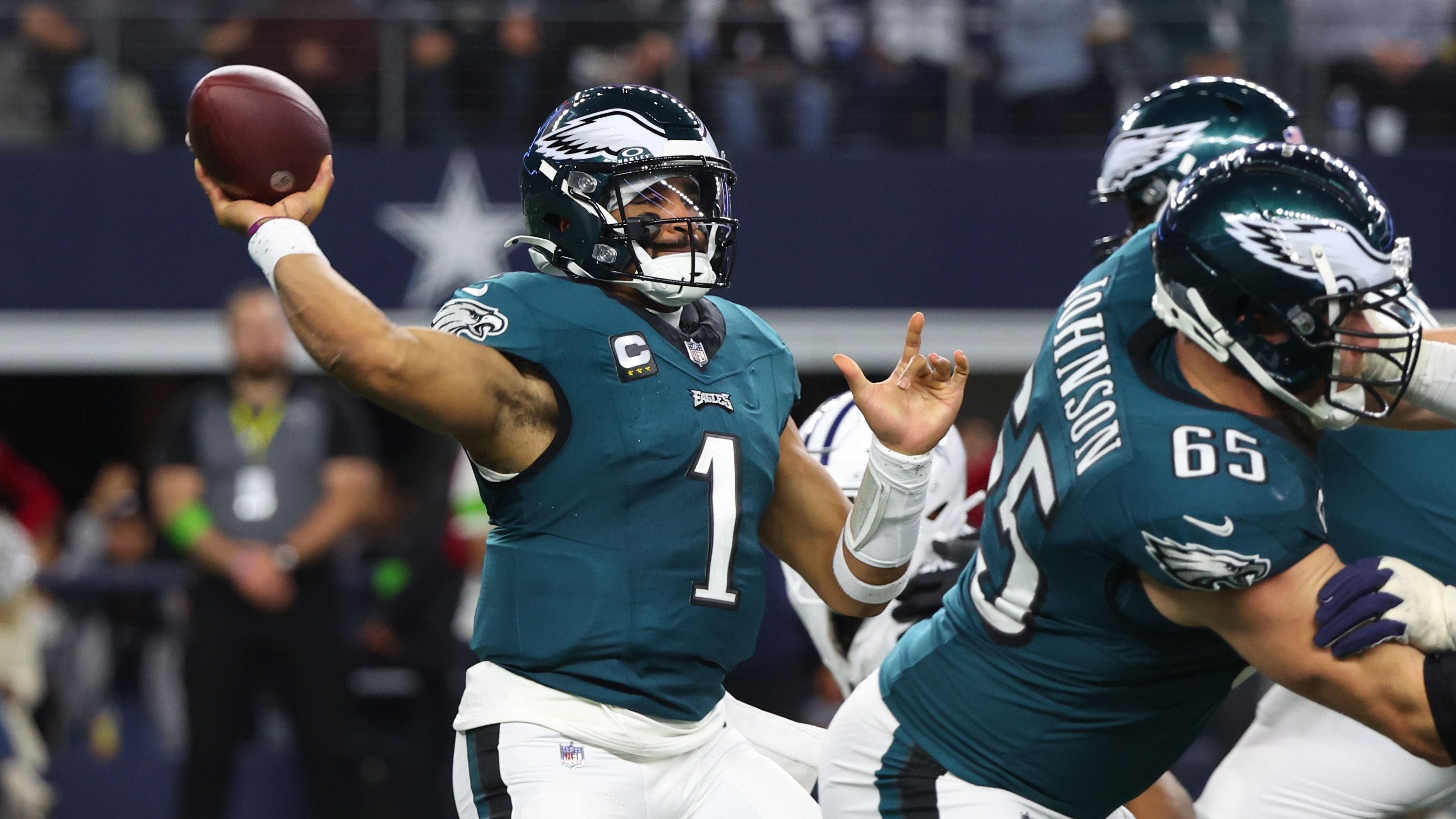 <strong>Philadelphia Eagles</strong><br>Auch die Philadelphia Eagles können fix für die Playoffs planen. Dass sie in Woche 13 und Woche 14 gegen die San Francisco 49ers und die Dallas Cowboys verloren, lässt sich daher verschmerzen. Zuvor hatten sie zehn von elf Spielen gewonnen. Vergangene Saison unterlagen die Eagles im Super Bowl den Kansas City Chiefs. In der Saison 2017 gewann Philadelphia den Super Bowl.&nbsp;