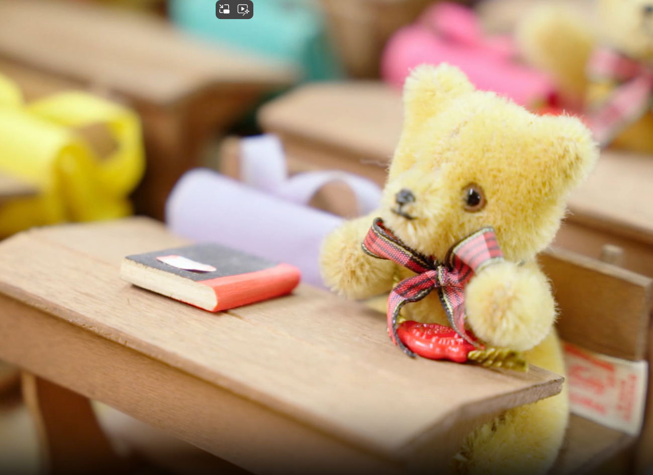 Wie es sich gehört, hat jede:r Schüler:in in der Bärenschule einen eigenen Rucksack samt Heft oder Buch dabei. Schon süß, oder? Aber damit nicht genug!