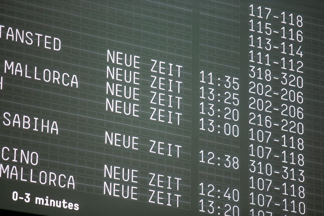 Das Anzeigendisplay am Köln Bonner Flughafen zeigt die Verspätungen an. Der Flughafen in Köln meldet ebenfalls Probleme aufgrund einer weltweiten technischen Störung.