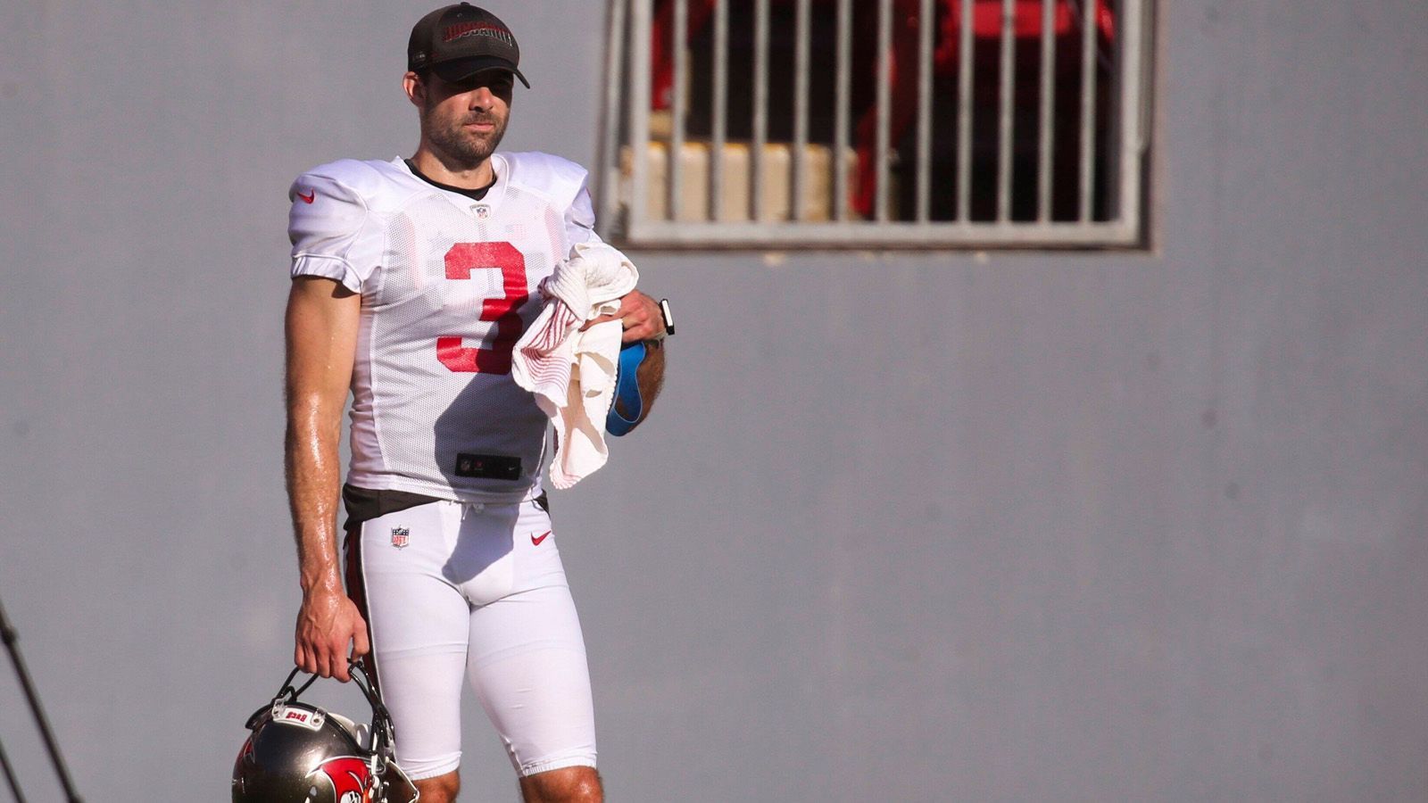 
                <strong>Der Werdegang von Ryan Succop</strong><br>
                Für Ryan Succop ist der Super Bowl gleich in zweierlei Hinsicht ein ganz besonderes Spiel. Der 34-Jährige steht zum ersten Mal in seiner Karriere im Finale und trifft dann auch noch auf sein Ex-Team. Beim NFL Draft 2009 wurde er von den Kansas City Chiefs in der 7. Runde an Position 249 als letzter Spieler ausgewählt, wurde somit zum "Mr. Irrelevant". Für die Chiefs hatte sich der Pick gelohnt: Mit einer Field-Goal-Quote von 86,2 Prozent wurde er zum treffsichersten Rookie der NFL-Geschichte. 
              