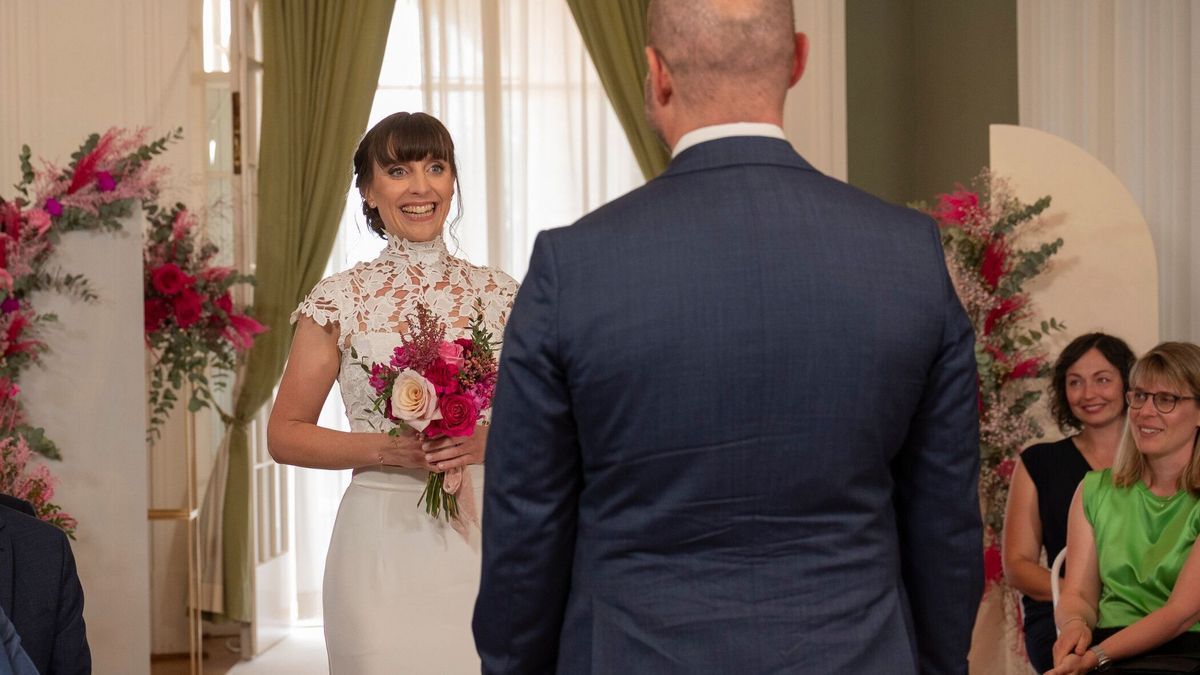 Als Alexandra auf dem Standesamt das erste Mal ihren Bräutigam erblickte, strahlte sie übers ganze Gesicht. Ging das "Hochzeit auf den ersten Blick"-Match den Bund der Ehe ein?