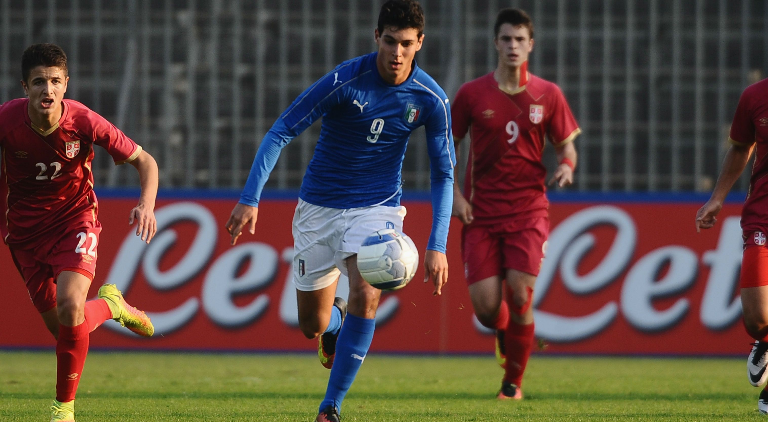 
                <strong>FC Genua - Pietro Pellegri (15 Jahren und 280 Tage)</strong><br>
                Italien hat einen neuen Bubi-Rekord: Mit 15 Jahren und 280 Tagen ist Pietro Pellegri der jüngste Spieler, der bislang in der Serie A auflief. Der Stürmer des FC Genua wurde im Ligaspiel gegen den FC Turin eingewechselt und löste so den bisherigen Rekordhalter, Amedeo Amadei vom AS Rom, aus dem Jahr 1937 (!) ab. Und das wenige Wochen ...
              