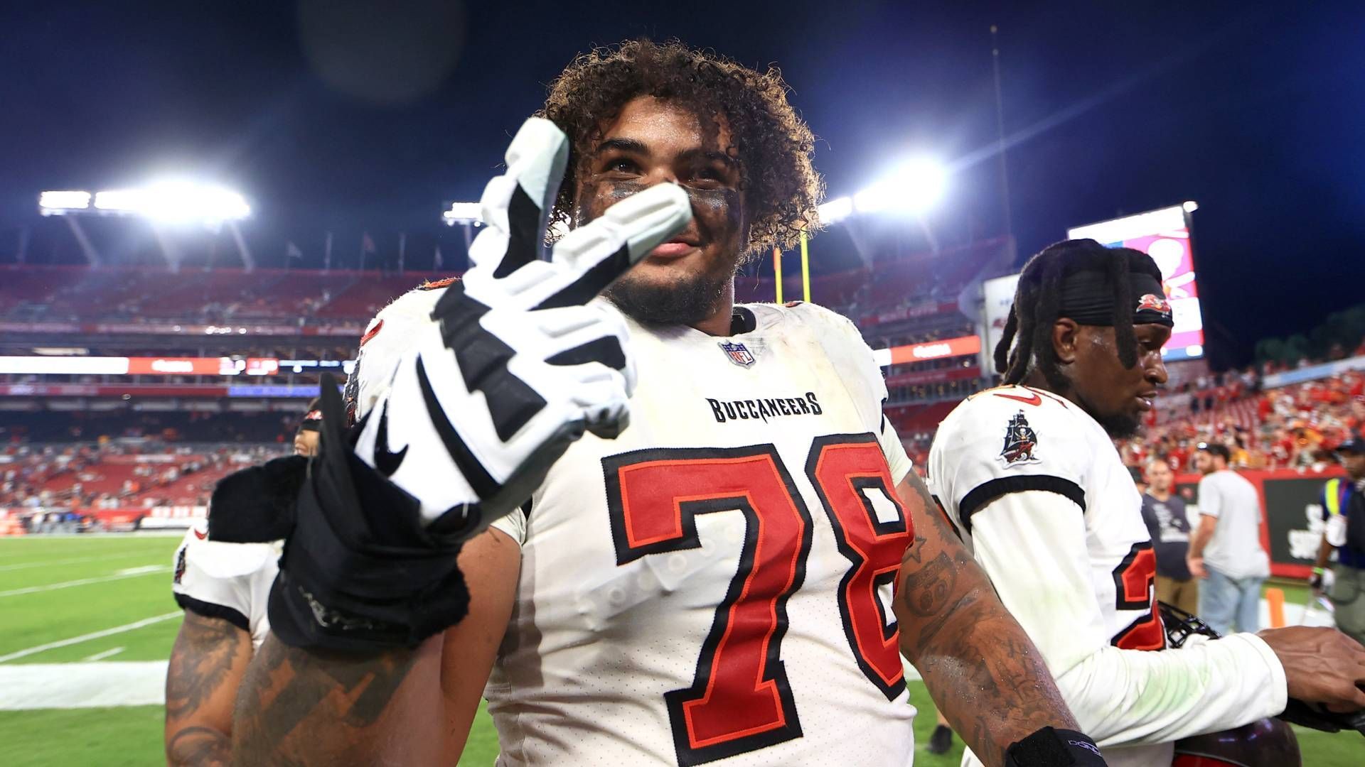 
                <strong>Tristan Wirfs (Tampa Bay Buccaneers)</strong><br>
                Ein No-Brainer. Auch wenn Tristan Wirfs die halbe Saison 2022 verletzt verpasste, war er zuvor einer der Hauptfaktoren, warum Tom Brady seine Karriere mit einem weiteren Ring noch legendärer machte, als sie ohnehin schon war. Wirfs ist einer der besten Offensive Tackle der Liga und eine der fixen Säulen in einer Franchise, die nach Bradys Rücktritt vor einem Umbruch steht.ran-Prognose: Fifth Year Option wird gezogen.
              