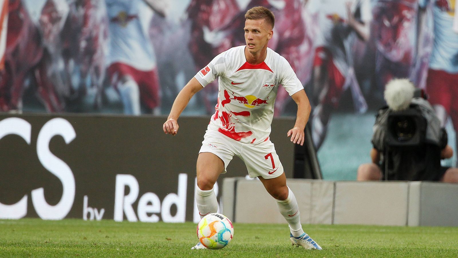 
                <strong>RB Leipzig: Dani Olmo</strong><br>
                Der Spanier spielt bei den Leipzigern ohnehin eine tragende Rolle - doch in der vergangenen Saison stand Dani Olmo etwas im Schatten von Christopher Nkunku, der außergewöhnlich ablieferte. Nun zeigte sich der offensive Mittelfeldspieler in der Vorbereitung und könnte unter Domenico Tedesco eine noch zentralere Rolle einnehmen.
              