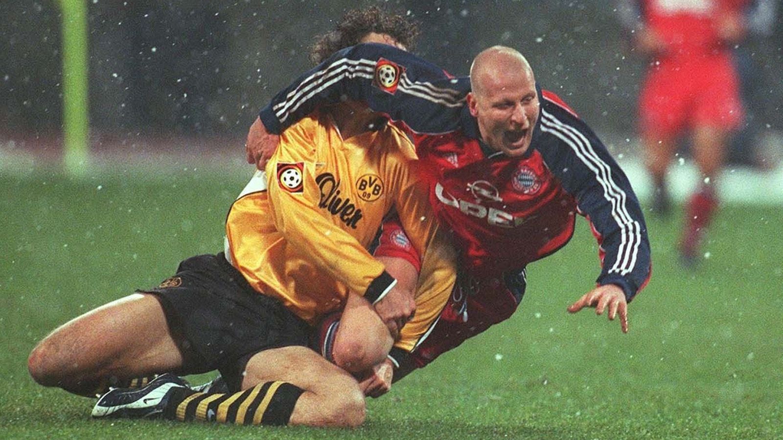 
                <strong>Bundesliga 1999/2000</strong><br>
                Im Dezember 1999 kommt es im Olympiastadion zum Aufeinandertreffen zwischen den Bayern und dem BVB. Bei ordentlichem Schneetreiben sehen die Zuschauer im Olympiastadion eine hart umkämpfte Partie. Nach einer Ecke kommt es mal wieder zu einer Meinungsverschiedenheit zwischen Bayern und Dortmundern. Jens Lehmann reagiert auf seine Art und Weise, nimmt Schnee, formt ihn zu einem Ball und bewirft Sammy Kuffour.
              