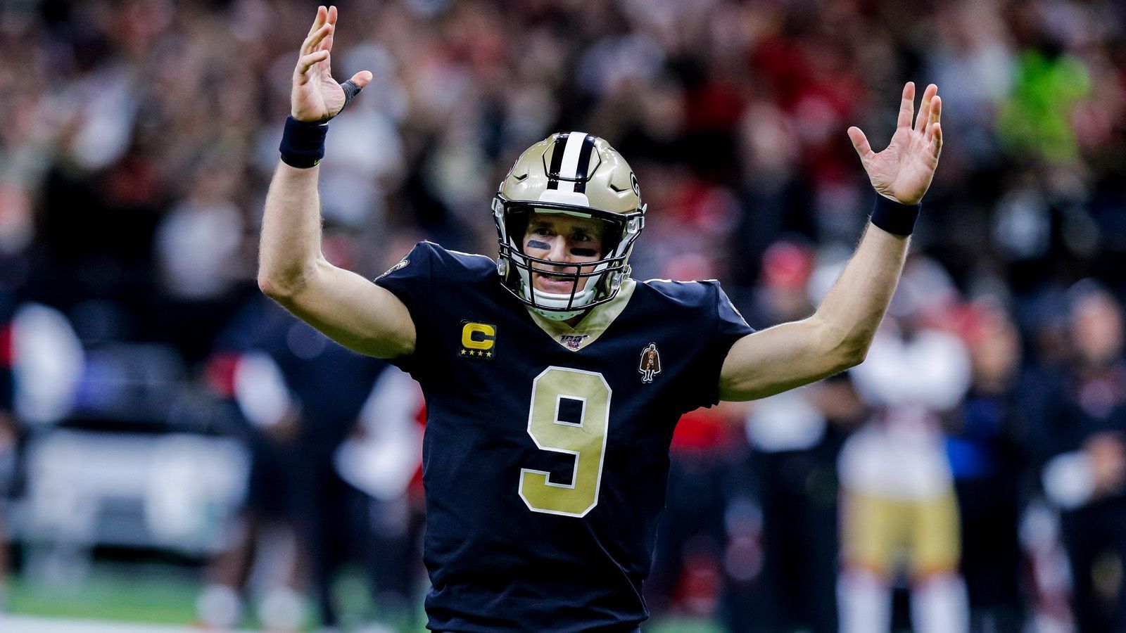 
                <strong>Quarterback: Drew Brees</strong><br>
                Trotz der bitteren Niederlage in letzter Sekunde gegen die San Francisco 49ers sammelte Drew Brees kräftig Fantasy-Punkte. Der mittlerweile 40-jährige Brees kam auf 349 Yards und warf fünf Touchdown-Pässe. Er ist zudem Kapitän des Fantasy Teams der Woche, wodurch seine eigentlichen Punkte (49) verdoppelt werden.Gesamtpunktzahl: 98
              