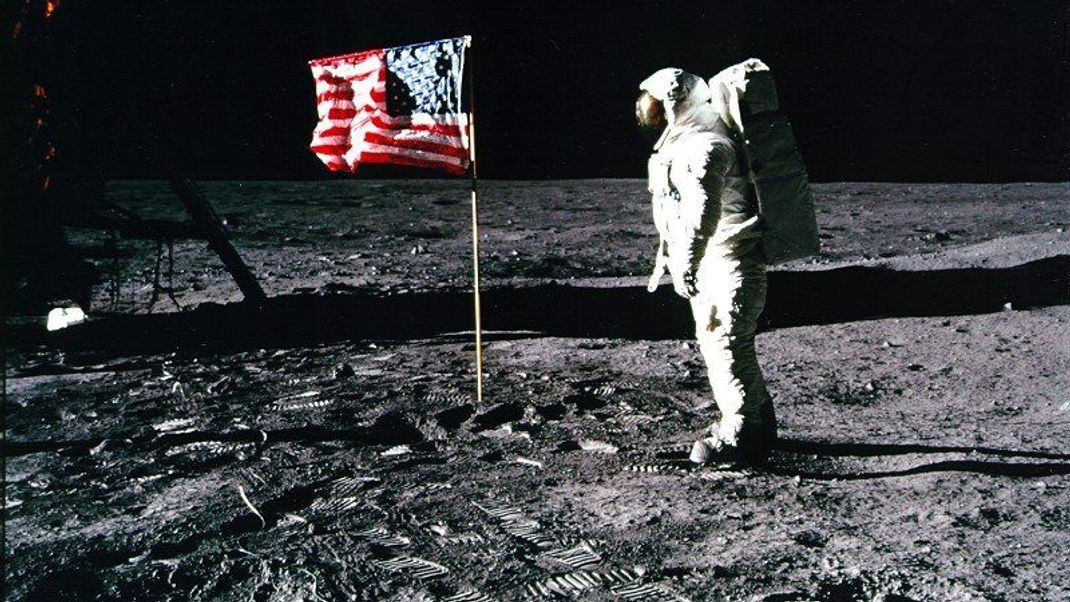 NASA-Astronaut Edwin Aldrin steht am 20 Juli 1969 bei der Mission "Apollo 11" auf dem Mond, neben ihm die US-Flagge.