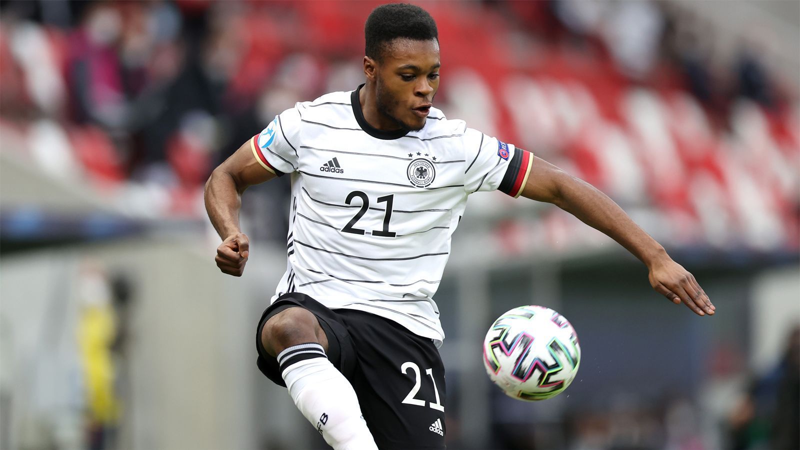 
                <strong>Ridle Baku</strong><br>
                Der einzige A-Nationalspieler der U21-Nationalmannschaft braucht etwa 30 Minuten, um in das Spiel zu finden. In der 31. Minute hat er eine Kopfballchance, befördert den Ball allerdings weit über das Tor. In der 41. Minute bereitet er eine Top-Chance für Berisha vor. Nach 81 Minuten wird er ausgewechselt. ran-Note: 3
              