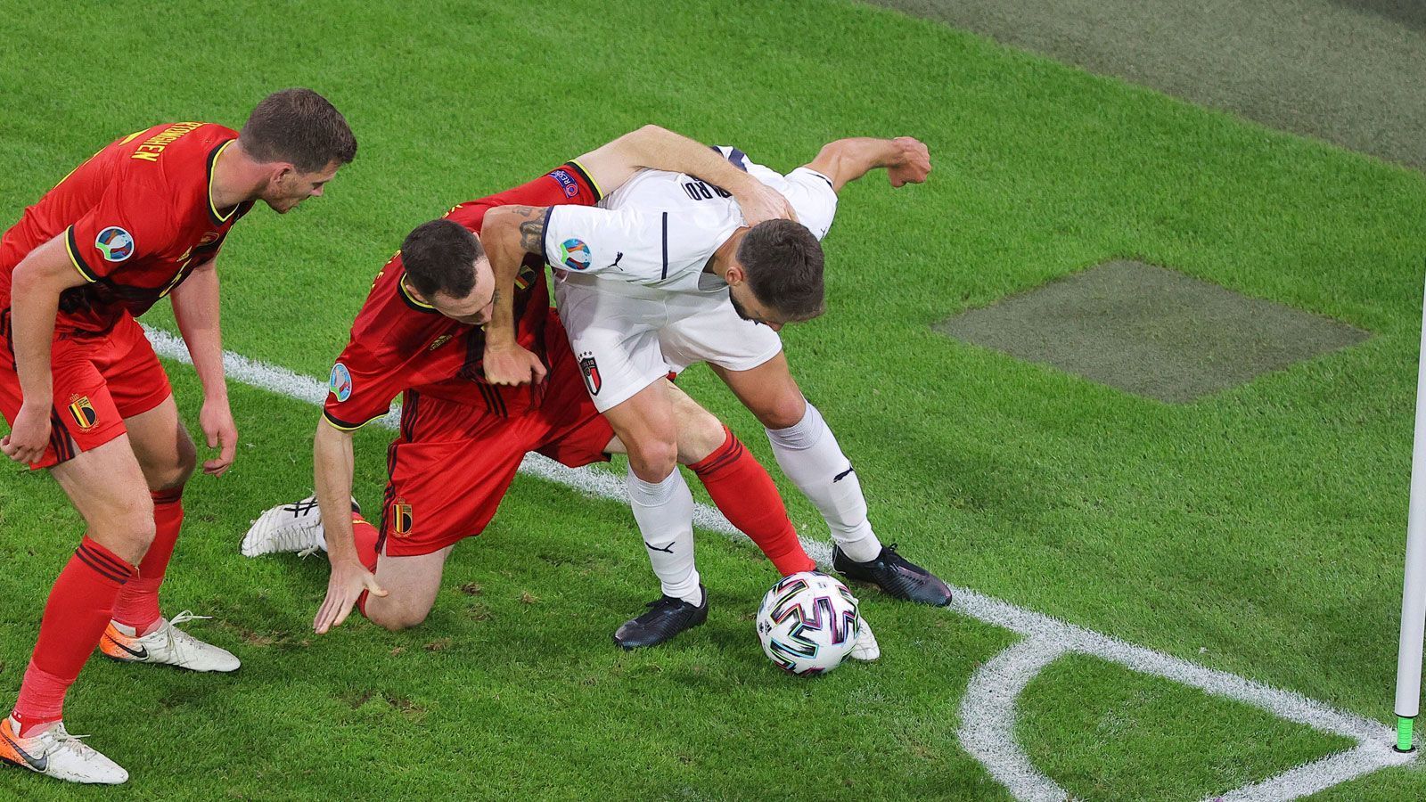 
                <strong>Grund 7: Perfektes Zeitmanagement</strong><br>
                Einen Titel haben die Italiener sich schon vor dem Halbfinale gegen Spanien (Di., ab 21 Uhr im Liveticker auf ran.de) quasi bereits gesichert. Denn besser als gegen Belgien kann man einfach nicht an der Uhr drehen, um einen hauchdünnen Vorsprung über die Zeit zu retten. Im Grunde kam in der Schlussphase überhaupt kein Spielfluss mehr zustande, weil die "Squadra Azzurra" auf Spielunterbrechungen aus war, diese ausreizte und manchmal auch fast magisch von der Eckfahne angezogen wurde. Ganz schön clever. Oder auf neudeutsch: smart. Dass die "Roten Teufel" davon reichlich genervt waren, dürfte dem Mancini-Team zusätzlich in die Karten gespielt haben. Von Italien kann man eben bei dieser EM allerhand lernen - längst nicht nur beim Toreschießen und -verhindern.
              