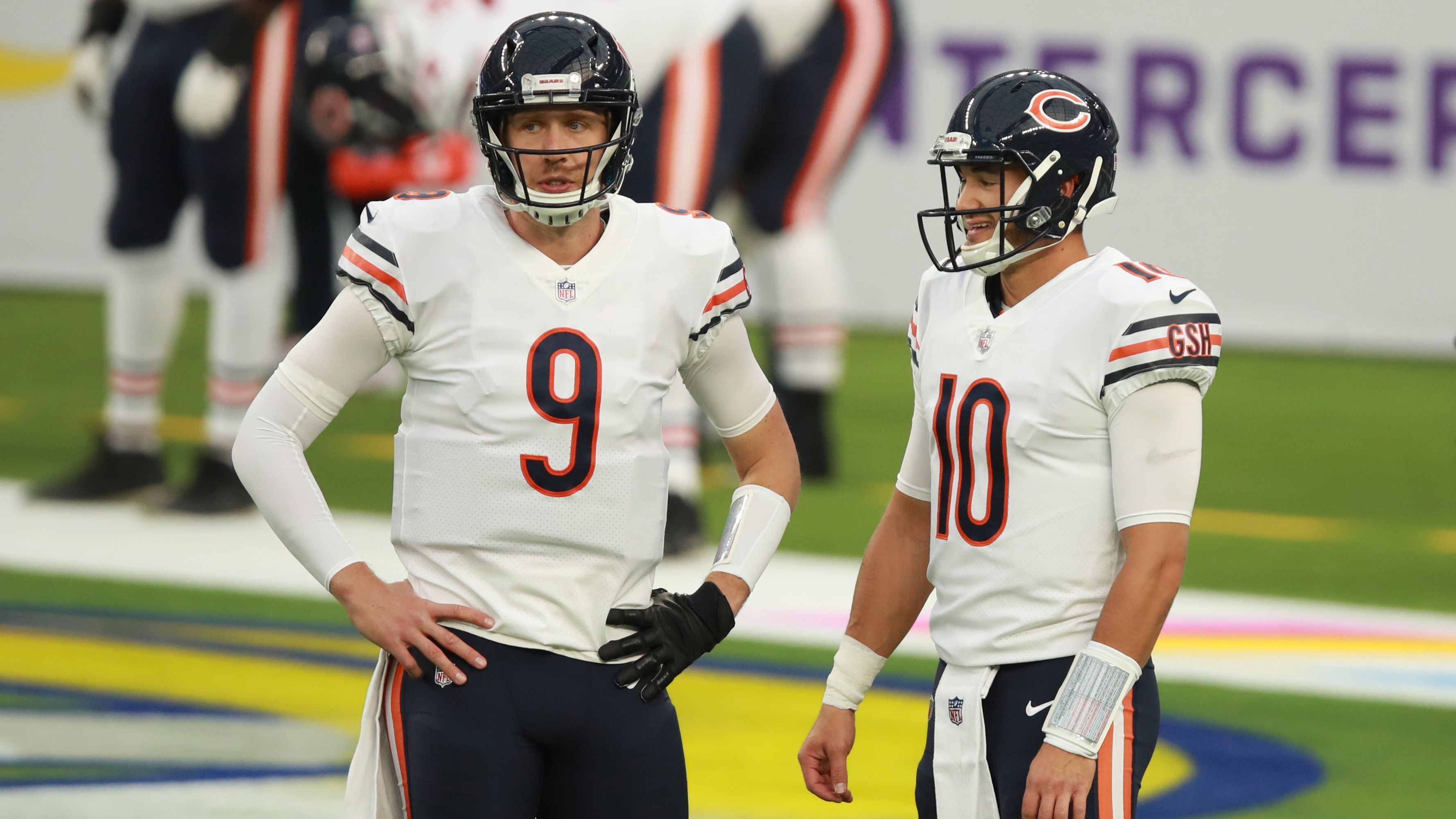 
                <strong>Chicago Bears: Die Ausgangslage auf Quarterback</strong><br>
                Nachdem die Vertragsoption im Rookie-Deal von Mitch Trubisky für das fünfte Jahr nicht gezogen wurde, steht mit Nick Foles aktuell nur noch ein Quarterback im Kader. Eine Rückkehr von Trubisky ist laut NFL-Insider Ian Rapoport nicht geplant, wodurch Handlungsbedarf besteht. Aktuell verfügen die Bears über einen Cap Space von -577.054 US-Dollar. Dementsprechend sind keine teuren Deals möglich. Außerdem steht die Vertragsverlängerung von Star-Receiver Allen Robinson an, der zum Free Agent wird und die Quarterback-Planungen ebenfalls mit beeinflusst. ran.de zeigt, welche Spieler für die Position des Signal Callers in Frage kommen.
              