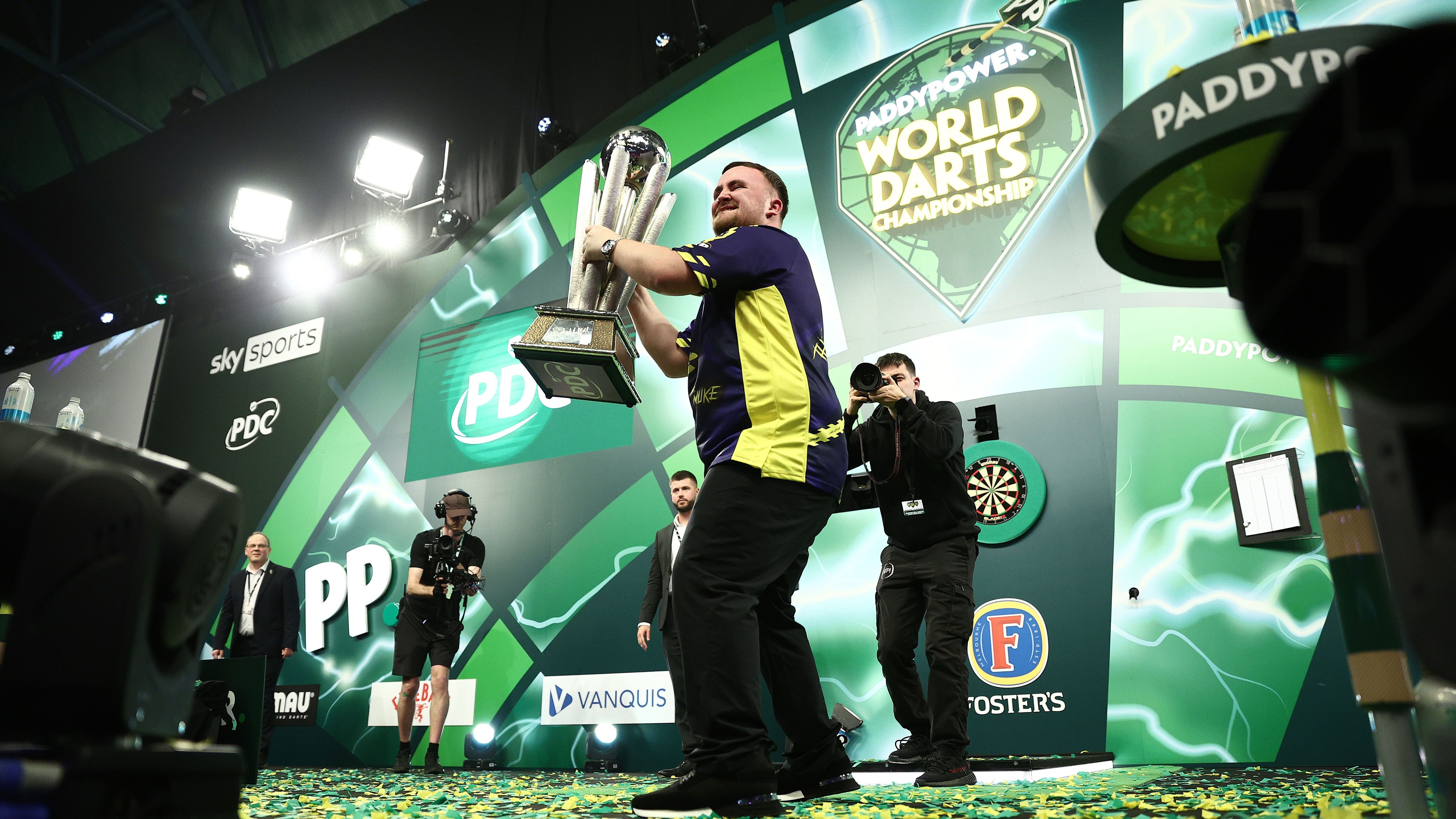 <strong>World Darts Championship<br></strong>Nach einem überragenden ersten Profi-Jahr <a data-li-document-ref="480290" href="https://www.ran.de/sports/darts/darts-wm/news/darts-wm2025-luke-littler-demontiert-michael-van-gerwen-und-ist-juengster-weltmeister-der-geschichte-480290">setzte sich Luke Littler im Finale 2025 die Krone auf, schlug Michael van Gerwen mit 7:3</a> und holte seinen ersten von vermutlichen zahlreichen WM-Titeln. Das Turnier erregt jedes Jahr die größte Aufmerksamkeit, außerdem wird das höchste Preisgeld ausgeschüttet und es ist nur eines von dreien, das im Set-Modus gespielt wird.