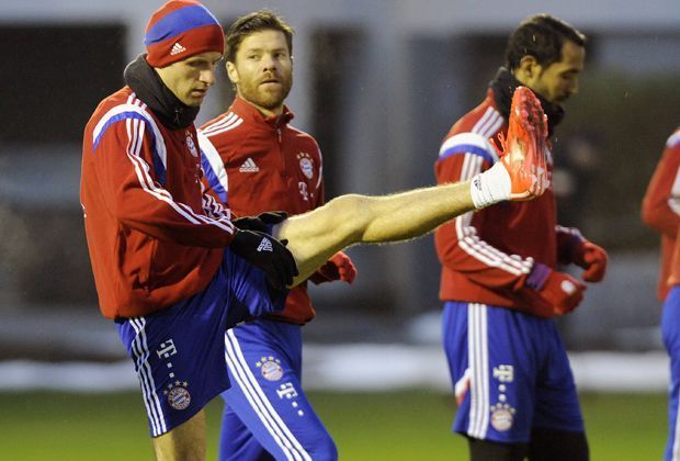 
                <strong>Hoch das Beinchen</strong><br>
                Denn der FC Bayern hat das Training wieder aufgenommen. Am Mittwochabend versammelt Trainer Pep Guardiola seine Mannschaft zur ersten offiziellen Übungseinheit um sich. Um 16.30 Uhr startet das Training. Erst ein bisschen Aufwärmen.
              