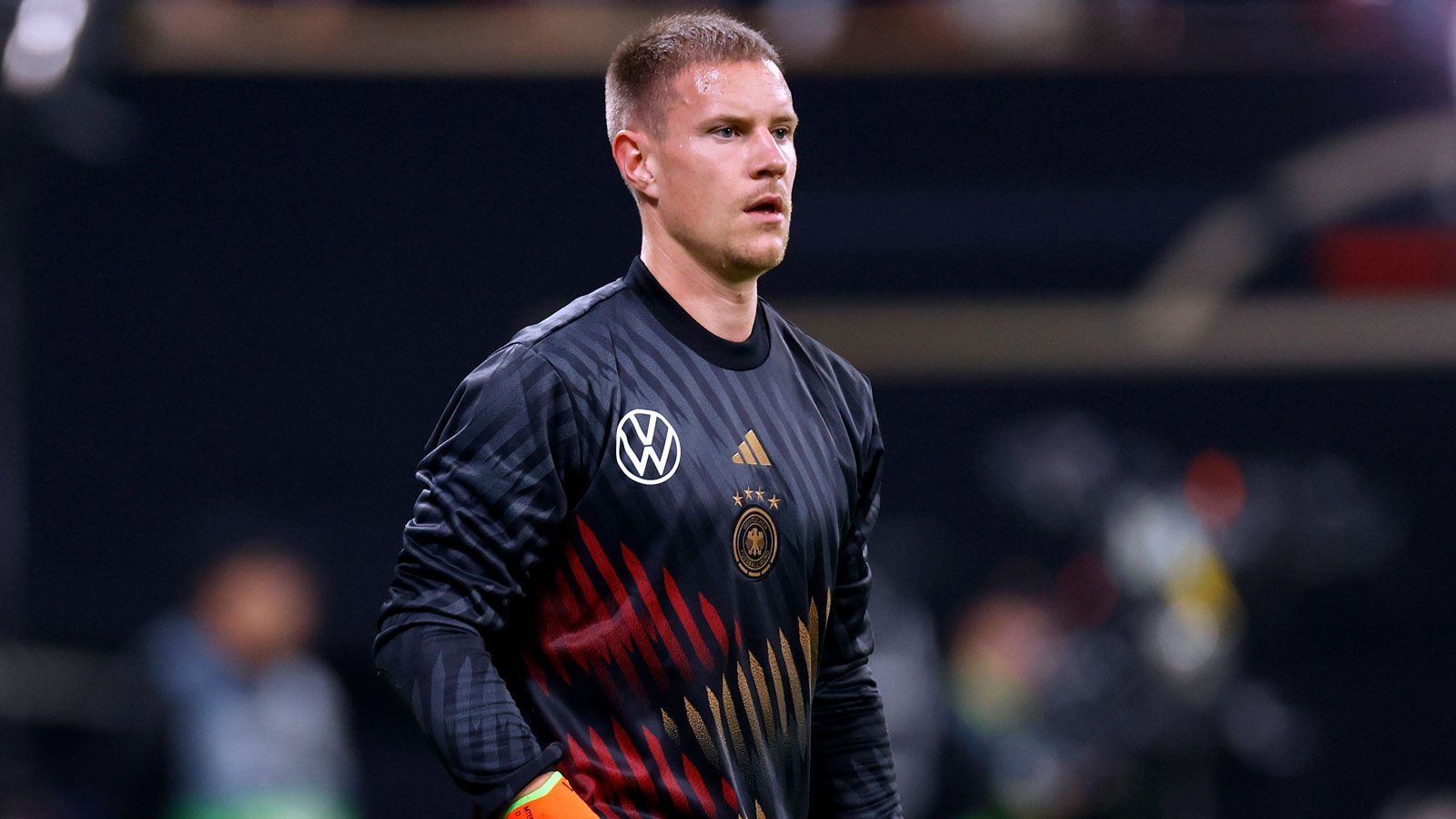 
                <strong>Nummer 1: Marc-Andre ter Stegen (FC Barcelona)</strong><br>
                &#x2022; Position: Torwart<br>&#x2022; Rückennummer bei der WM 2022: 22<br>&#x2022; Rückennummer im Verein: 1<br>&#x2022; Anzahl A-Länderspiele/Spiele ohne Gegentor: 30/10<br>
              