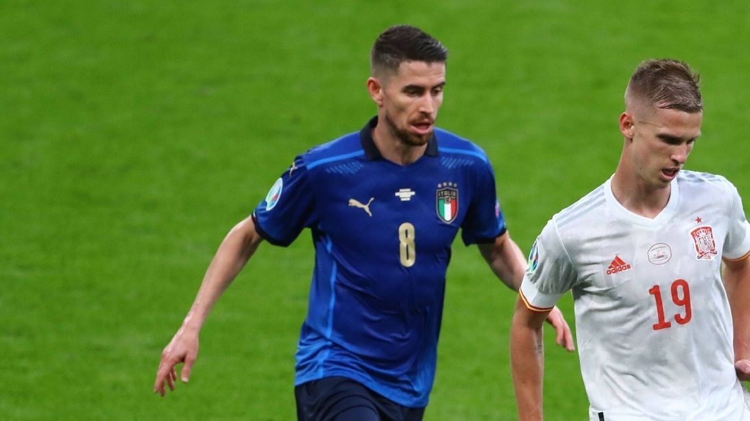 
                <strong>Jorginho</strong><br>
                Im zentralen Mittelfeld hat Jorginho eine schwierige Aufgabe gegen die so spielstarken, passsicheren Spanier. Dennoch gelingt es dem Chelsea-Profi und amtierenden Champions-League-Sieger, den ein oder anderen Ballgewinn zu verzeichnen. In Sachen Offensive ist der Italiener mit brasilianischen Wurzeln aber zumeist keine große Hilfe für sein Team. Im Elfmeterschießen behält Jorginho die Nerven und schießt die Italiener ins Endspiel. ran-Note: 3
              