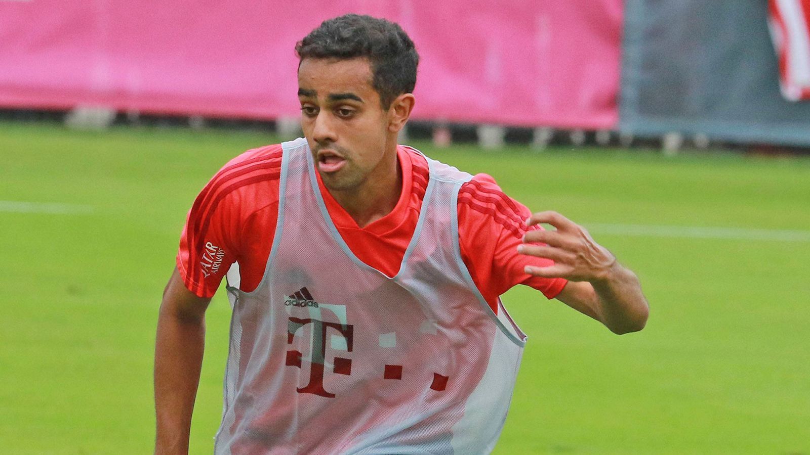 
                <strong>Sarpreet Singh: Der unerwartete Shooting-Star des FC Bayern</strong><br>
                Der direkte Wechsel aus der A-League zum deutschen Rekordmeister kam etwas überraschend. Rund 650.000 Euro sollen die Bayern für Singh an Wellington überwiesen haben. Vom fußballerischen Niveau her ist der Wechsel nach Europa ein Quantensprung. Deshalb sollte Singh zuerst Erfahrung bei der zweiten Mannschaft sammeln und sehr behutsam an die Profis herangeführt werden.
              