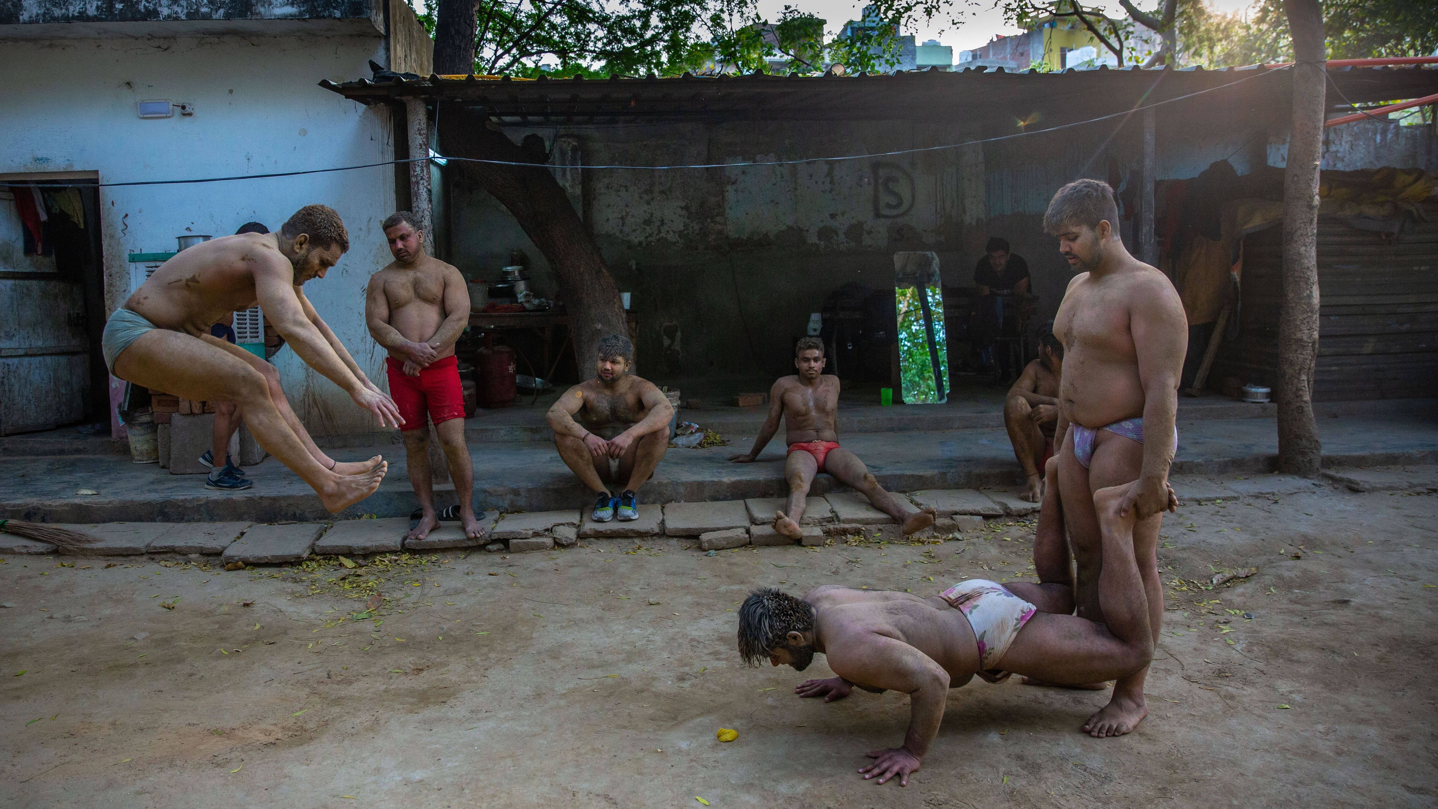 Das gibt schon vom Zusehen Muskelkater: Kushti-Ringer starten traditionell um 5 Uhr morgens mit dem harten Training. Muskelaufbau und Sprünge gehören dazu.