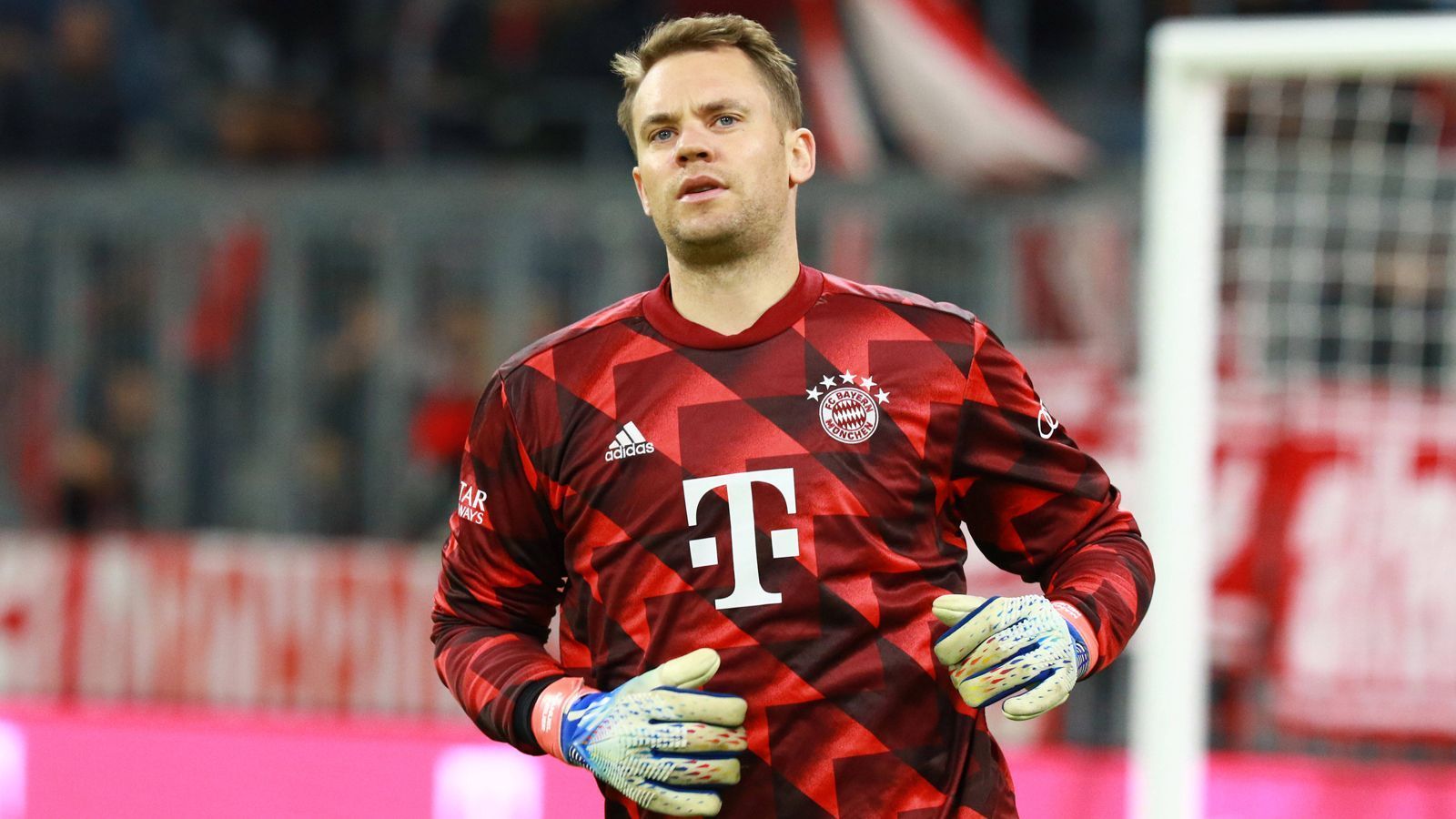 
                <strong>2022: Manuel Neuer kritisiert Bayern-Boss in brisantem Interview</strong><br>
                Der verletzte Manuel Neuer sorgt mit einem Interview in der "SZ" sowie bei "The Athletic" für Zündstoff. Er kritisiert den Rauswurf seines langjährigen Vertrauten Toni Tapalovic. "Für mich war das ein Schlag - als ich schon am Boden lag. Ich hatte das Gefühl, dass mir das Herz herausgerissen wurde. Das war das Brutalste, was ich in meiner Karriere erlebt habe. Und ich habe schon viel erlebt", sagte Neuer. "Es gab keinen Grund, den ich nachvollziehen konnte. Es wurden Dinge gesagt, mit denen ich nicht einverstanden bin. Nichts, was ich gehört habe, hätte die Möglichkeit ausgeschlossen, dass man miteinander spricht und die Dinge klärt", sagte Neuer kein Verständnis und ergänzte: "Ich habe über alles Mögliche nachgedacht, auch über meine Zukunft im Verein". Absolut hochbrisante Aussagen - und eine klare Attacke auf die Bayern-Führung.
              