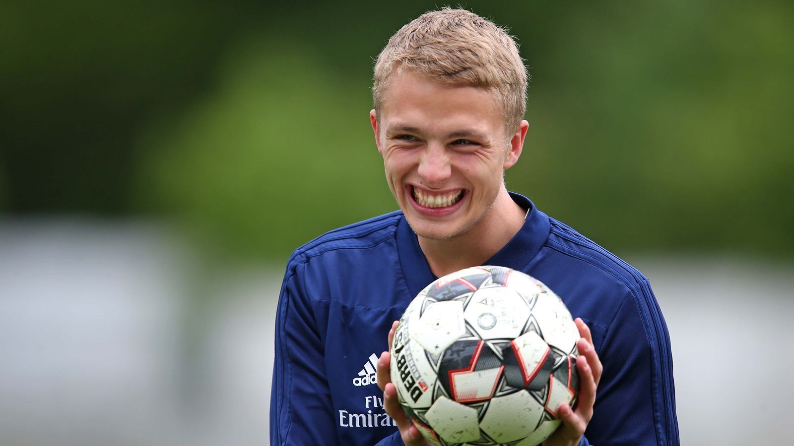 
                <strong>Jann-Fiete Arp</strong><br>
                Jann-Fiete Arp wird als einziger Neuzugang beim Trainingsauftakt des FC Bayern dabei sein. Lucas Hernandez ist derzeit noch verletzt, Benjamin Pavard wird erst am Freitag in München erwartet. Der ehemalige Hamburg-Profi Arp reiste bereits ins Trainingslager der Bayern-Amateure nach, um an seiner Fitness zu arbeiten.
              