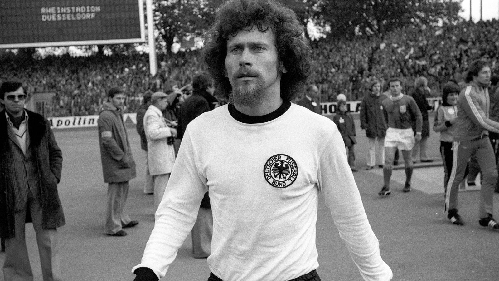 
                <strong>Paul Breitner</strong><br>
                Weltmeister, Europameister, fünfmaliger Deutscher und einmaliger Spanischer Meister – aber vor allem war Paul Breitner auch als Spieler schon eines: Ein Lautsprecher, der kein Blatt vor den Mund nahm und auch bei gesellschaftspolitischen Themen immer klare Kante zeigte.
              