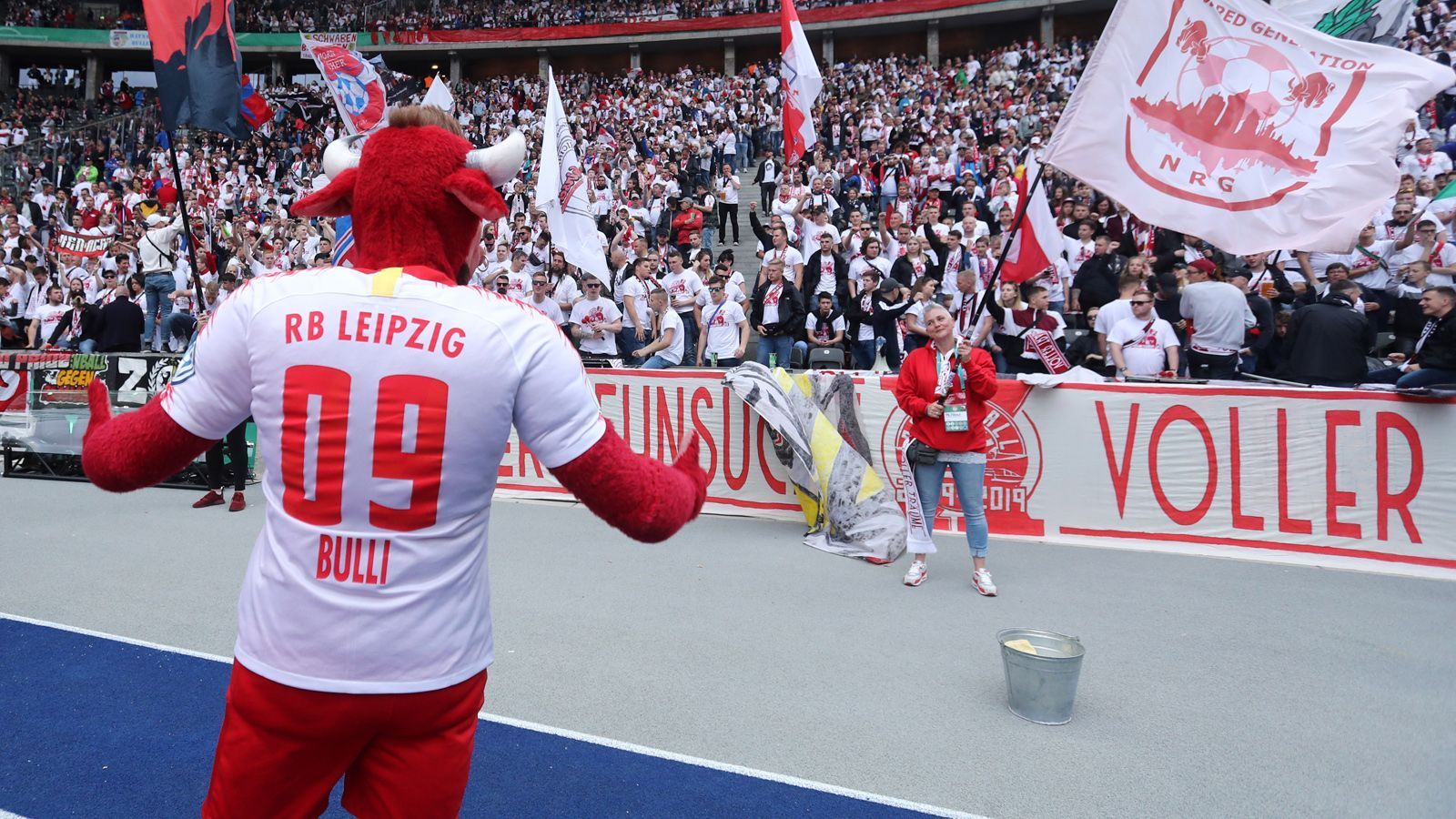
                <strong>RB Leipzig</strong><br>
                Vereinshymne: "Stolz des Ostens" (Frank Dreibrodt)
              