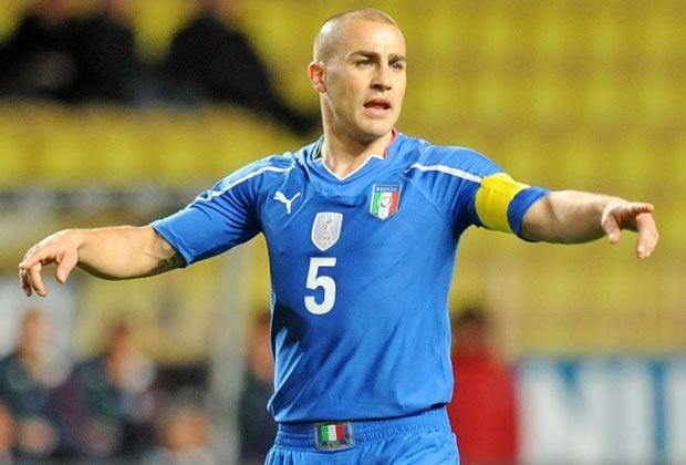 
                <strong>Abwehr: Fabio Cannavaro</strong><br>
                Ein weiterer Weggefährte aus alten Turiner Tagen. Italiens WM-Kapitän, inzwischen Trainer in China, ist der Abwehr-Boss im Ibrahimovic-Team.
              