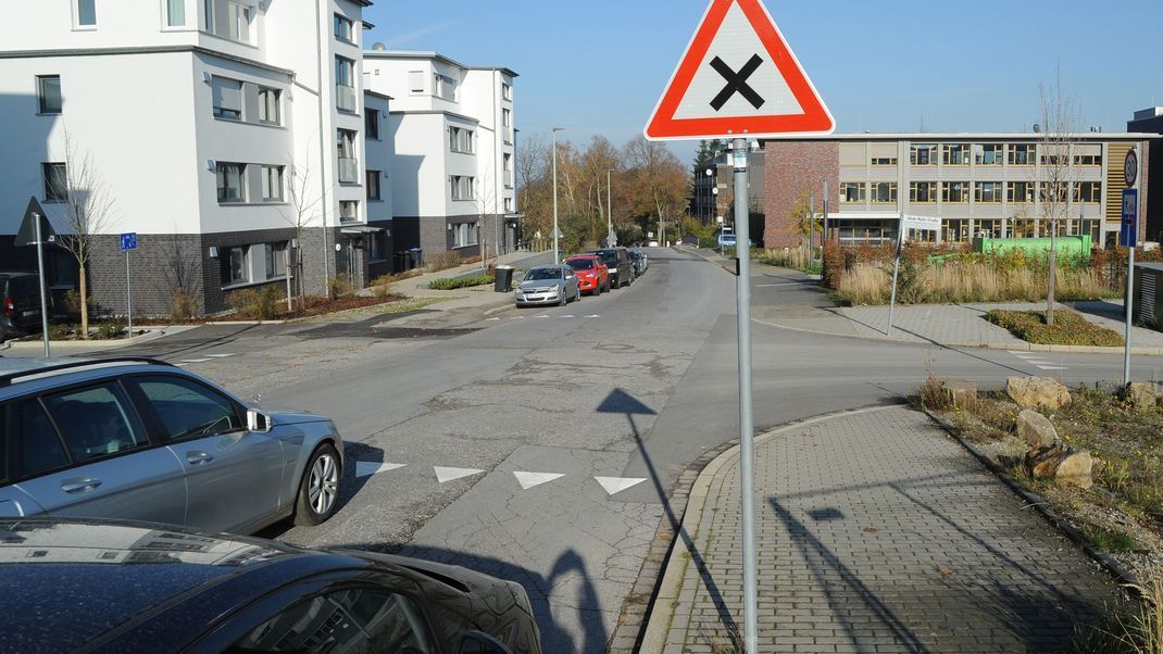 An dieser Kreuzung weist neben den "Haifischzähnen" das Verkehrsschild 102 auf eine Kreuzung mit Rechts-vor-Links-Regelung hin.