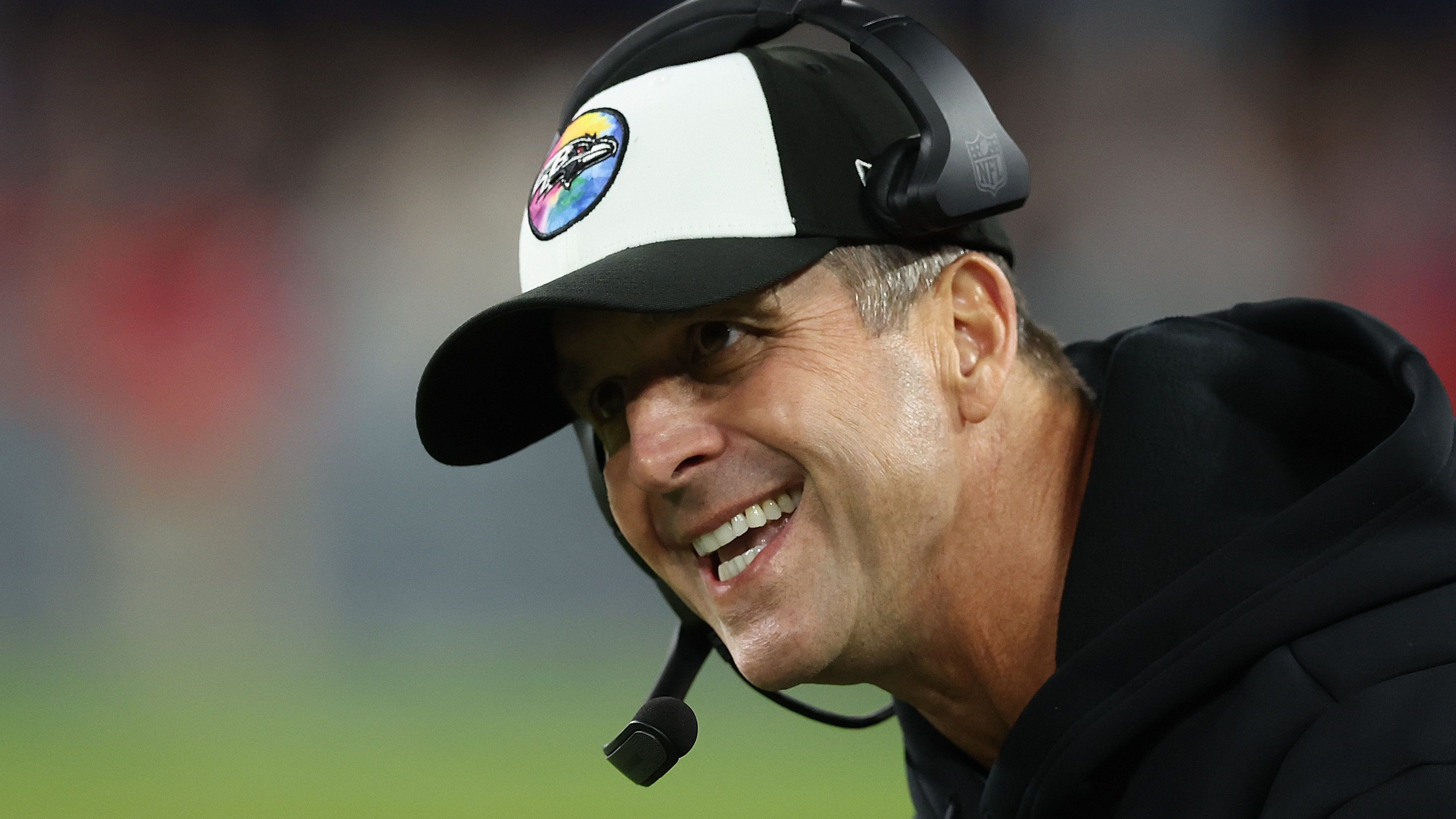 <strong>Holding Clock Drainage</strong><br>Wenn die bisherigen beiden Regeländerungen inoffiziell den Namen des Verantwortlichen tragen, dann sollte diese wohl "John Harbaugh Rule" heißen! Der legendäre Ravens-Coach hat den Spielzug gleich mehrfach angewendet. Dabei ist das Ziel, durch absichtliches Holding der Verteidiger zum Ende eines Spiels so viel Zeit wie möglich von der Uhr zu nehmen.