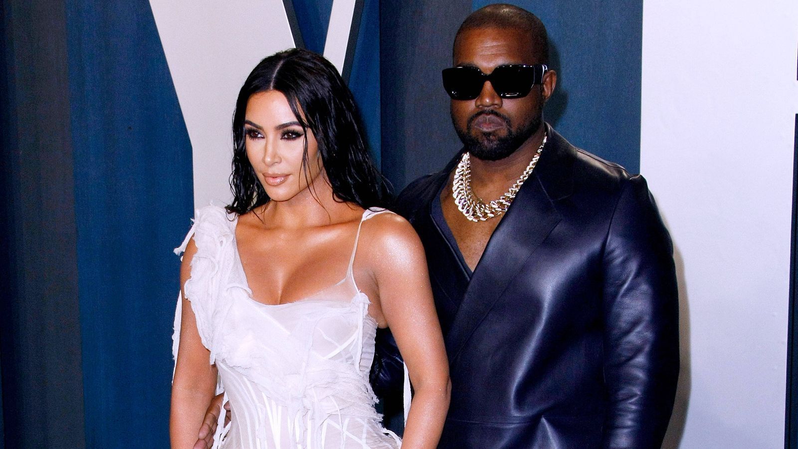
                <strong>Kardashian-Clan</strong><br>
                Kim Kardashian kündigt ihre Präsidentschaftskandidatur für Ende 2032 an. Gatte Kanye West kann nach acht Jahren Amtszeit nicht wiedergewählt werden.
              