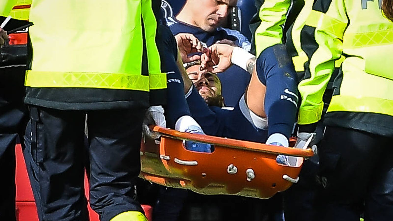 
                <strong>Die Krankenakte Neymar</strong><br>
                Am Sonntag beim 4:3 von Paris Saint-Germain gegen den OSC Lille verletzte sich Neymar am Knöchel. Zunächst erzielte der Superstar in der 17. Minute das 1:0 für PSG, in der 51. Minute verdrehte sich der Brasilianer bei einem Zweikampf dann übel das Sprunggelenk. Laut "Le Parisien" ergab eine MRT-Untersuchung am Montag, dass Neymar einen Bänderriss erlitten habe und für das Rückspiel im Champions-League-Achtelfinale beim FC Bayern München (8. März) ausfallen wird. Es ist nicht die erste schwere Verletzung in der Karriere des Angreifers, ran zeigt euch die Krankenakte Neymars.
              