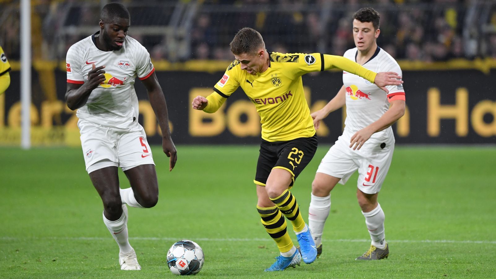 
                <strong>Thorgan Hazard (Borussia Dortmund)</strong><br>
                Seine Standards sorgen oft für Gefahr. Der frühere Gladbacher sprüht vor Spielfreude und läuft die Leipziger immer wieder erfolgreich an. Sehr umtriebig. Allerdings findet der Belgier nach der Pause kaum noch statt. ran-Note: 3
              