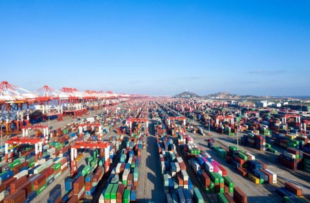 Container, soweit das Auge reicht - der Hafen von Shanghai ist weltweit der größte Umschlagplatz des Container-Verkehrs.