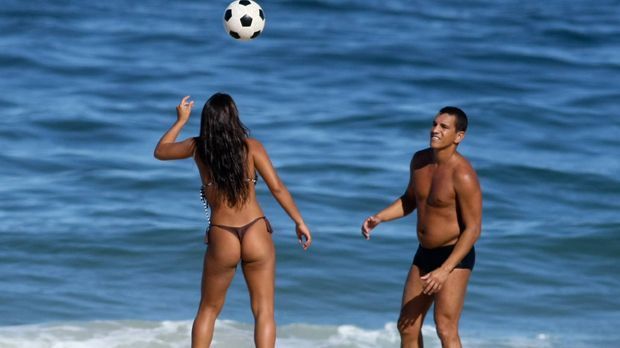
                <strong>Strand und Fußball </strong><br>
                Brasilien ist bekannt für seine knappen Bikinis und den Fußball - wie an der Praia de Copacabana in Rio de Janeiro. 
              