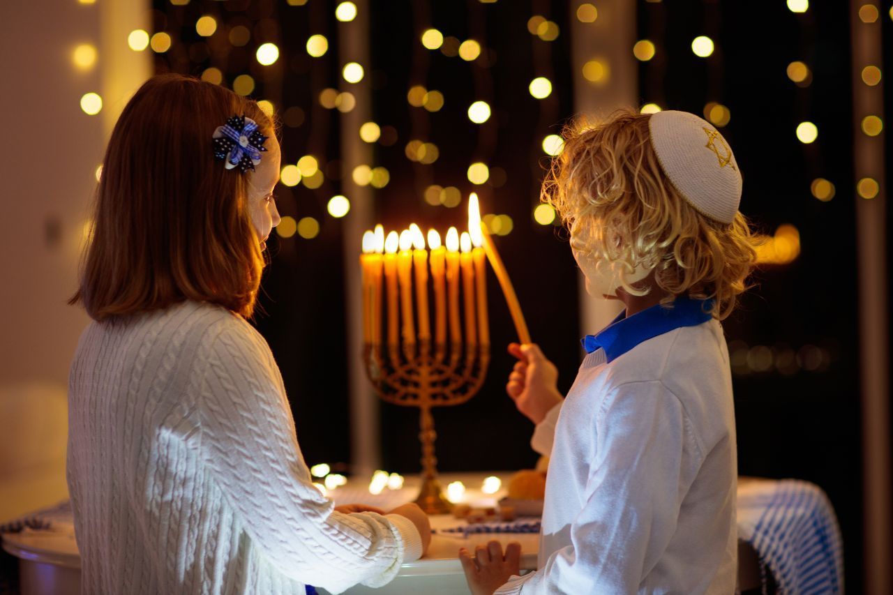Im Winter feiern Jüdinnen und Juden Chanukka. Das Lichterfest dauert acht Tage, die Kinder bekommen Geschenke. Ein neunarmiger Leuchter begleitet das Fest.