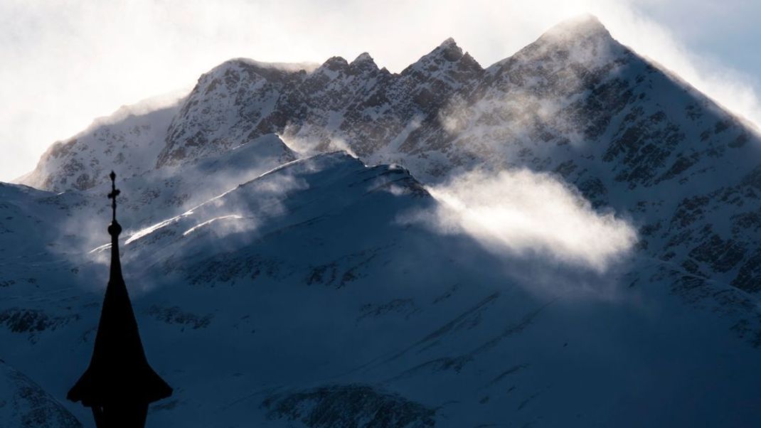 Rettung am Breithorn: Ein Hubschrauber brachte zwei verunglückte Bergsteiger nach Stunden in Sicherheit.