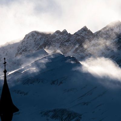Rettung am Breithorn: Ein Hubschrauber brachte zwei verunglückte Bergsteiger nach Stunden in Sicherheit.