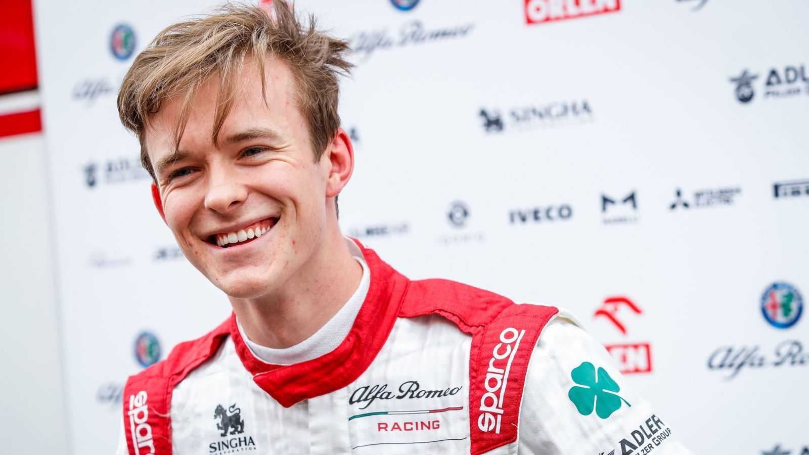 
                <strong>Callum Ilott</strong><br>
                Callum Ilott ist wie Giovinazzi Teil des Ferrari-Kaders und wird deswegen ebenfalls als möglicher Mazepin-Nachfolger bei Partner Haas gehandelt. Doch der 23-jährige Brite passt, ähnlich wie Piastri, nur bedingt in das von Haas beschriebene Anforderungsprofil. Ilott fährt derzeit in der IndyCar Series. F1-Erfahrung: Fehlanzeige. Deswegen dürfte er nur Außenseiterchancen auf das zweite Haas-Cockpit 2022 haben.
              