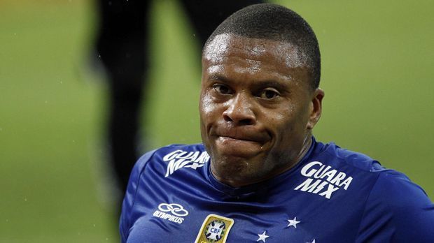 
                <strong>Julio Baptista</strong><br>
                Julio Baptista: Und noch ein Brasilianer! Der frühere Mittelfeldspieler von Real Madrid und dem FC Arsenal spielte zuletzt wieder in der Heimat bei Cruzeiro Belo Horizonte. Mit mittlerweile 34 Jahren ist er nun auf Vereinssuche. Möglicherweise führt ihn sein Weg noch einmal zurück nach Europa. Immerhin hält er sich derzeit beim spanischen Zweitligisten SD Ponferradina fit.
              