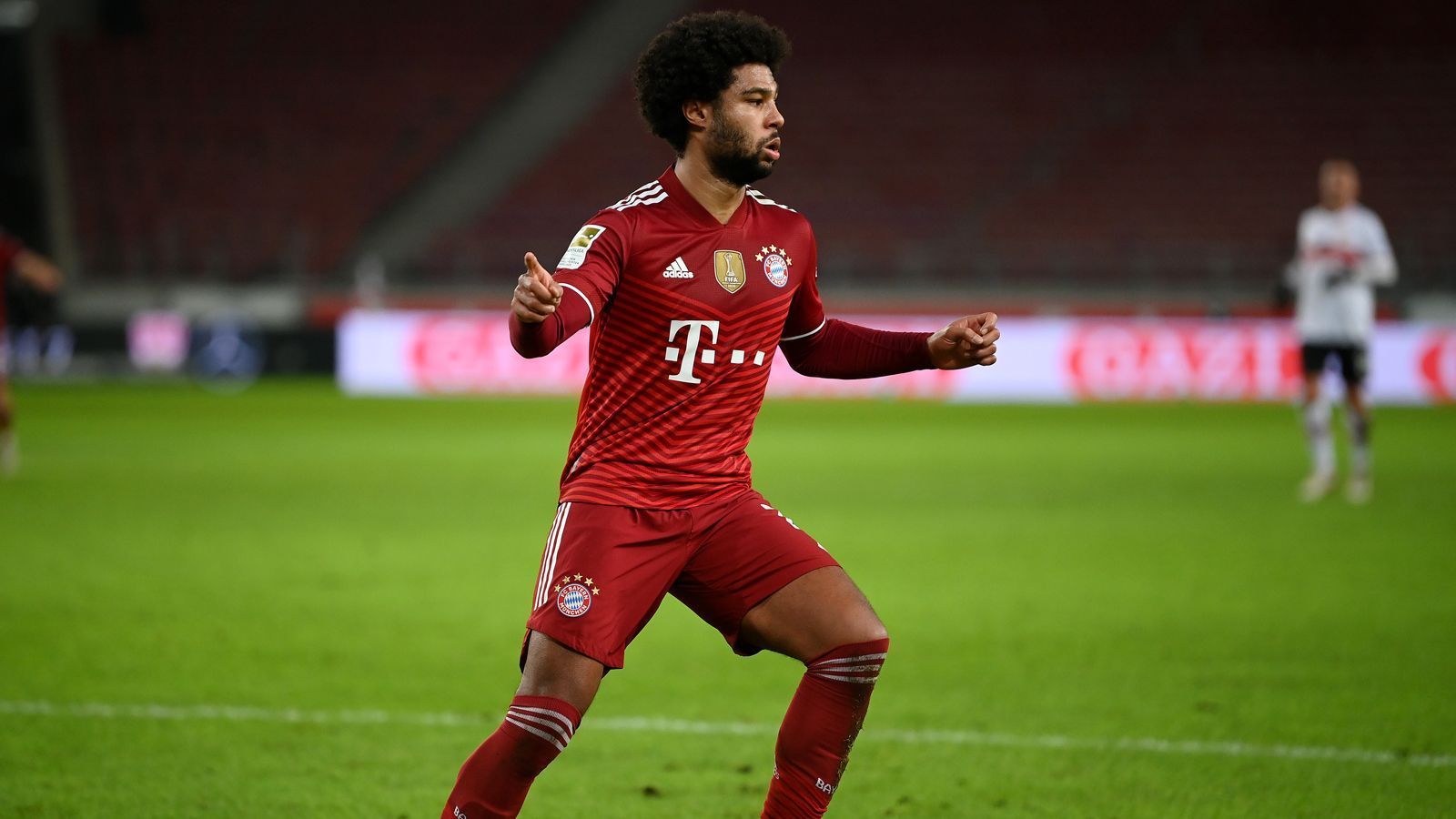 
                <strong>Serge Gnabry</strong><br>
                Endlich mal wieder in der Startelf, will die Gunst der Stunde nutzen und tut das mit einem Dreierpack eindrucksvoll. Von Minute eins an der auffälligste Bayern-Star. Arbeitet sich immer wieder über rechts durch, zieht in Robben-Manier nach innen, der Abschluss lässt jedoch anfangs zu wünschen übrig. Nach Sanes Einwechslung mit noch mehr Torgefahr. Verwandelt in der 40. Minute nach Sanes Vorarbeit per Traumtor zum hochverdienten 1:0 für Bayern. Setzt nach Musialas Balleroberung in der 53. Minute mit dem 2:0 noch eins drauf. Und macht nach Müllers und eigener Vorarbeit in der 74. Minute den Dreierpack perfekt. Darf in der 75. Minute in den verdienten Feierabend. ran-Note: 1
              