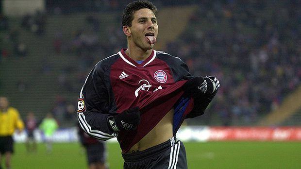 
                <strong>Wechsel zu den Bayern </strong><br>
                Wechsel zu den Bayern: Im Sommer 2001 wechselte der inzwischen 22-Jährige Pizarro zum FC Bayern München und ging dort auf Titeljagd. Allein in der ersten Saison schoss er 15 Tore. Pizarro spielte mit Mehmet Scholl, Bixente Lizarazu oder Giovane Elber und gewann 2003, 2005 und 2006 jeweils das Double.
              