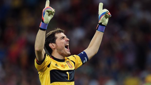 
                <strong>Tor - Iker Casillas (Spanien)</strong><br>
                Tor - Iker Casillas (Spanien): Europameister 2008, Weltmeister 2010, Europameister 2012. Der frühere Real-Keeper holte in sechs Jahren alle drei großen Titel auf Nationalmannschafts-Ebene mit seinen Spaniern. Im Halbfinale gegen Portugal musste die Seleccion ins Elfmeterschießen - und dort parierte Casillas einen Elfmeter von Joao Moutinho. In der K.o.-Phase blieb er in allen drei Begegnungen (exklusive Elfmeterschießen) ohne Gegentreffer.
              