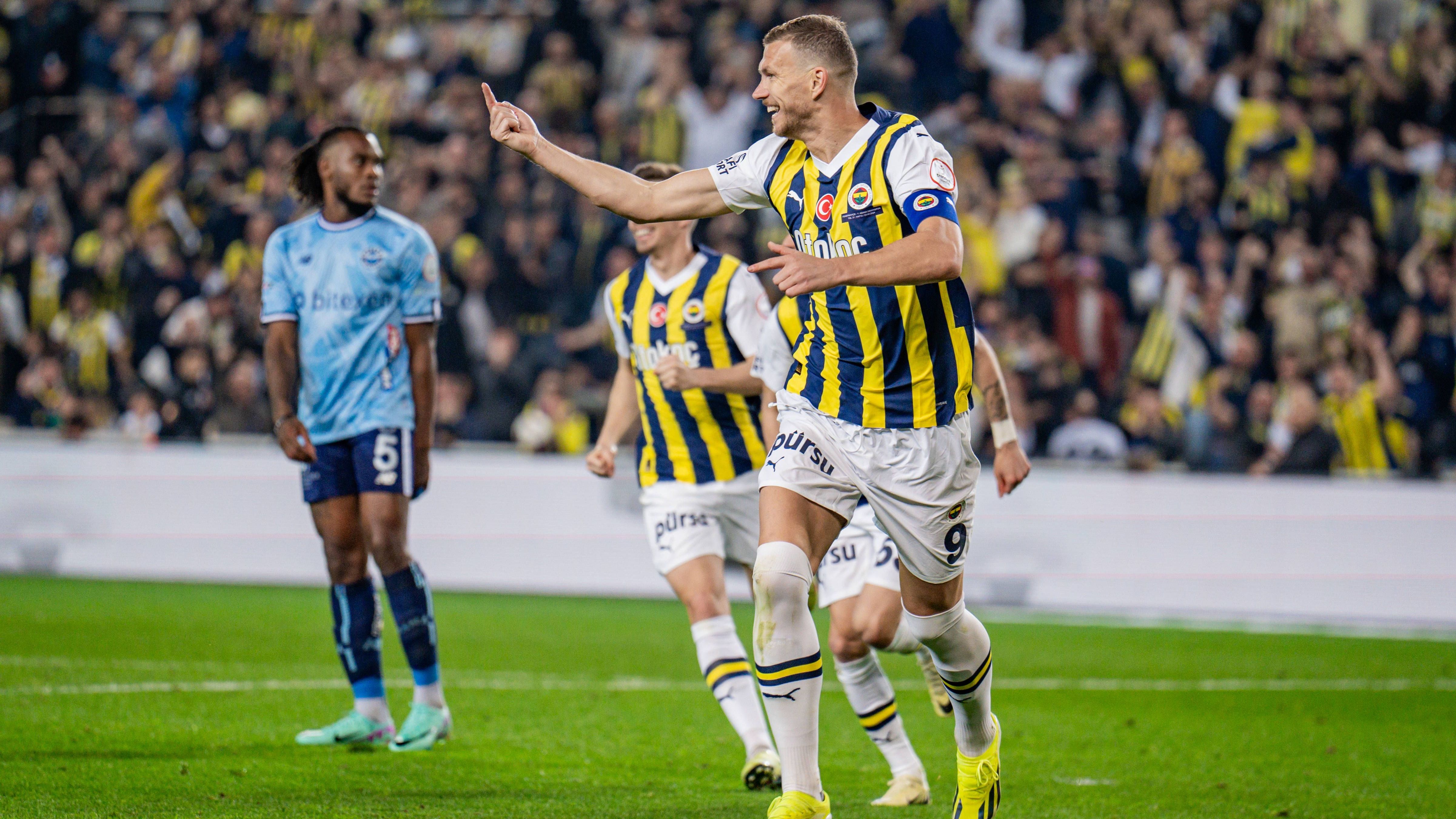 <strong>Türkei</strong><br>... dem früheren Wolfsburger Edin Dzeko von Fenerbahce Istanbul. Dank der bereits 20 Saisontore des Bosniers, der auch beim 2:1-Sieg gegen Fatih Karagümrük traf, übernahm Fener wieder die Tabellenspitze. Vorsprung: ein Pünktchen. Am Montag könnte Gala bei Alanyaspor aber wieder kontern.