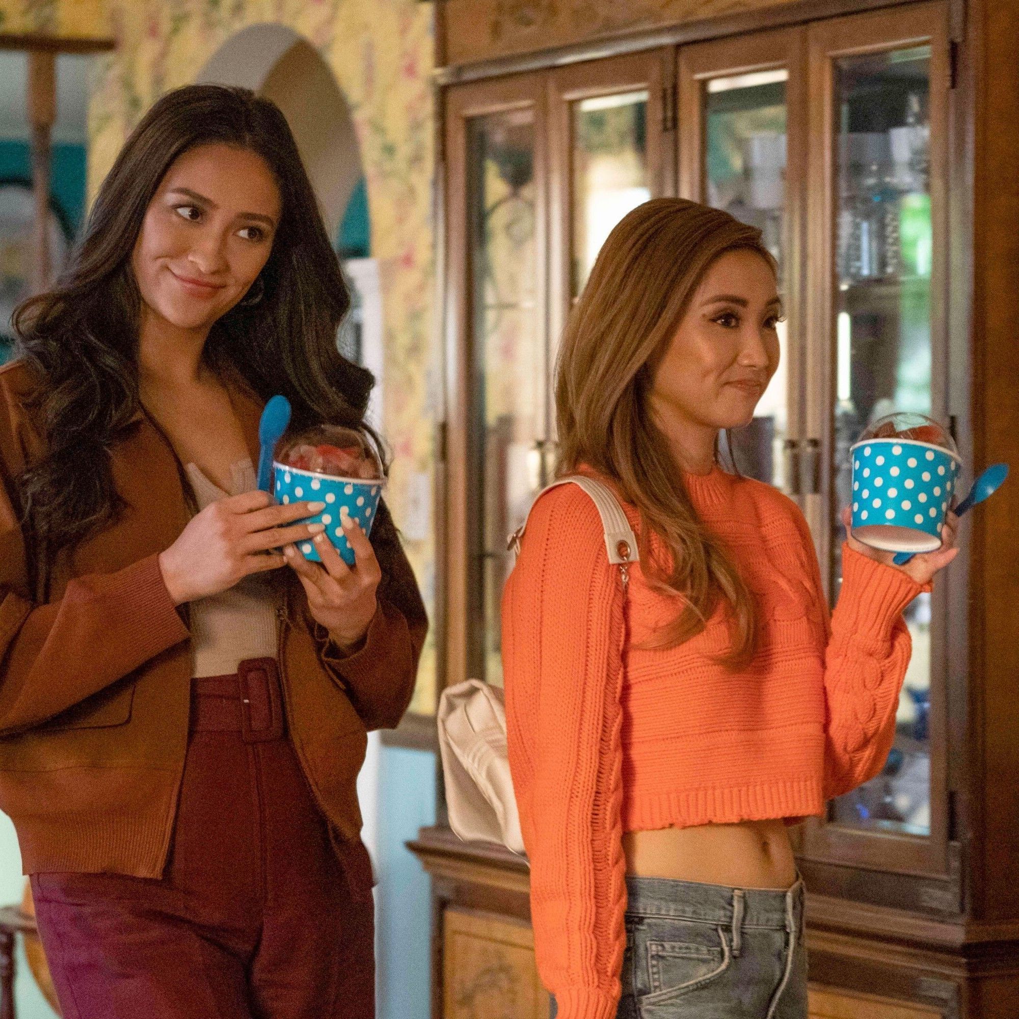 In "Dollface" sind Shay Mitchell (links) und Brenda Song Teil einer unschlagbaren Girl-Gang - die zugegeben auch ziemlich chaotisch ist.